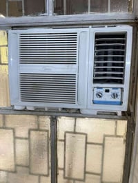 مكيف للبيع استخدام قليل للبيع لان تحولنه ببيت جديد وماكو شباك اله  جدي...