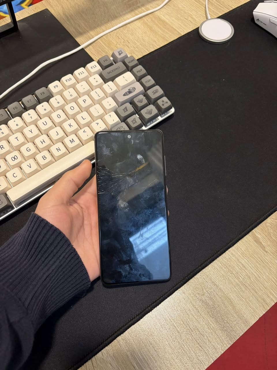 📱 للبيع Samsung Galaxy A51

• الجهاز شغال 100% بدون أي مشاكل
• الشاشة بيها فطر بالكلاس فقط، اللمس والعرض ممتاز
• رام 6GB – ذاكرة 128GB
• البطارية تصمد استخدام يومي
• الكاميرات، الشبكة، الواي فاي، البلوتوث، البصمة كلها شغالة تمام
• استخدام شخصي ونظيف
• البيع بسبب التبديل لجهاز أحدث
دبل سيم كارت وياخد رام 
📌 ملاحظة: الفطر بالشاشة شكلي فقط وما يأثر على 
الاستخدام نهائيا

 عنواني  : بغداد حي الجامعه
رقمي :   ***********
السعر : اكتب السعر  بما يرضي الله
