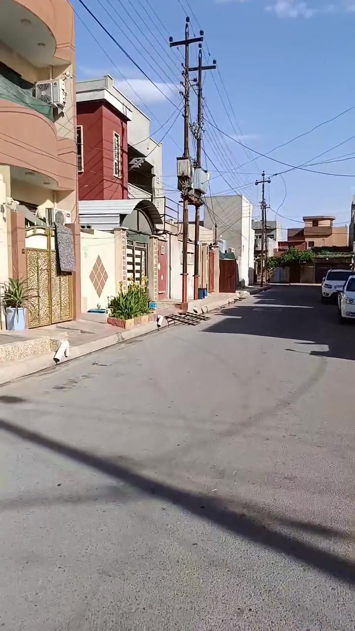 ​🏠 بيت للبيع في يارمجة الشرقية الأولى 🏠
يوجد بيت للبيع (طابق واحد) فارغ وجاهز للتسليم الفوري (تكدر تسكن بيه مباشرة)، سند رسمي.

​📍 الموقع:

​يارمجة الشرقية الأولى، قرب موقف الباصات بـ 100 متر (البيت مميز صاير على شارع T ومقابيله الشارع مفتوح).

​📐 المساحة:

​الواجهة 5 متر والعمق 20 متر.

​🛋️ التفاصيل والخدمات:

​يتكون من: استقبال، مطبخ، هول، غرفة نوم، صحيات، وبيتونة.

​الأرضية بورسلين، السقف ثانوي، والسيراميك 120 سم.

​حائط الاستقبال مغلف بالبرميطي بالكامل.

​📞 للاستفسار والتواصل على الواتساب: [ ***********]
