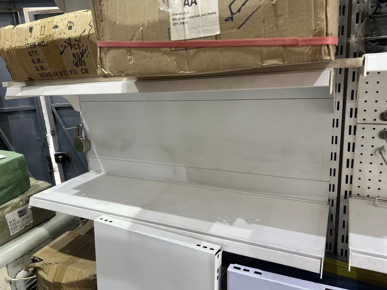 سلام عليكم اخوان
عدي رفوف تركي درجه اولى ابو ضهر 
قياس متر و بي متر ونص و عرض ٣٠سانتيم
مال تعزيل محل استخدام جدا قليل 
كاملات هنه وستانداتهن وضهر
مكاني بغداد حي اور 
العدد خير من لله
***********
