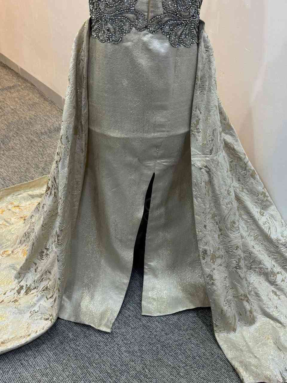 بدلات لون وردي فاتح
وذهبي فاتح 
قياس 40 ويلبس 42
ماخذتو ب 300 الواحد من ازياء  لبنان 
أريد سعر البيع الويحد ب 70 ألف
نظافه فول فول مرة فقط ملبوس كل فستان
موصل


**إذا كنت صاحب هذا الإعلان وتريد حذفه لأي سبب، رجاءا أرسل رسالة إلى الدعم الفني**