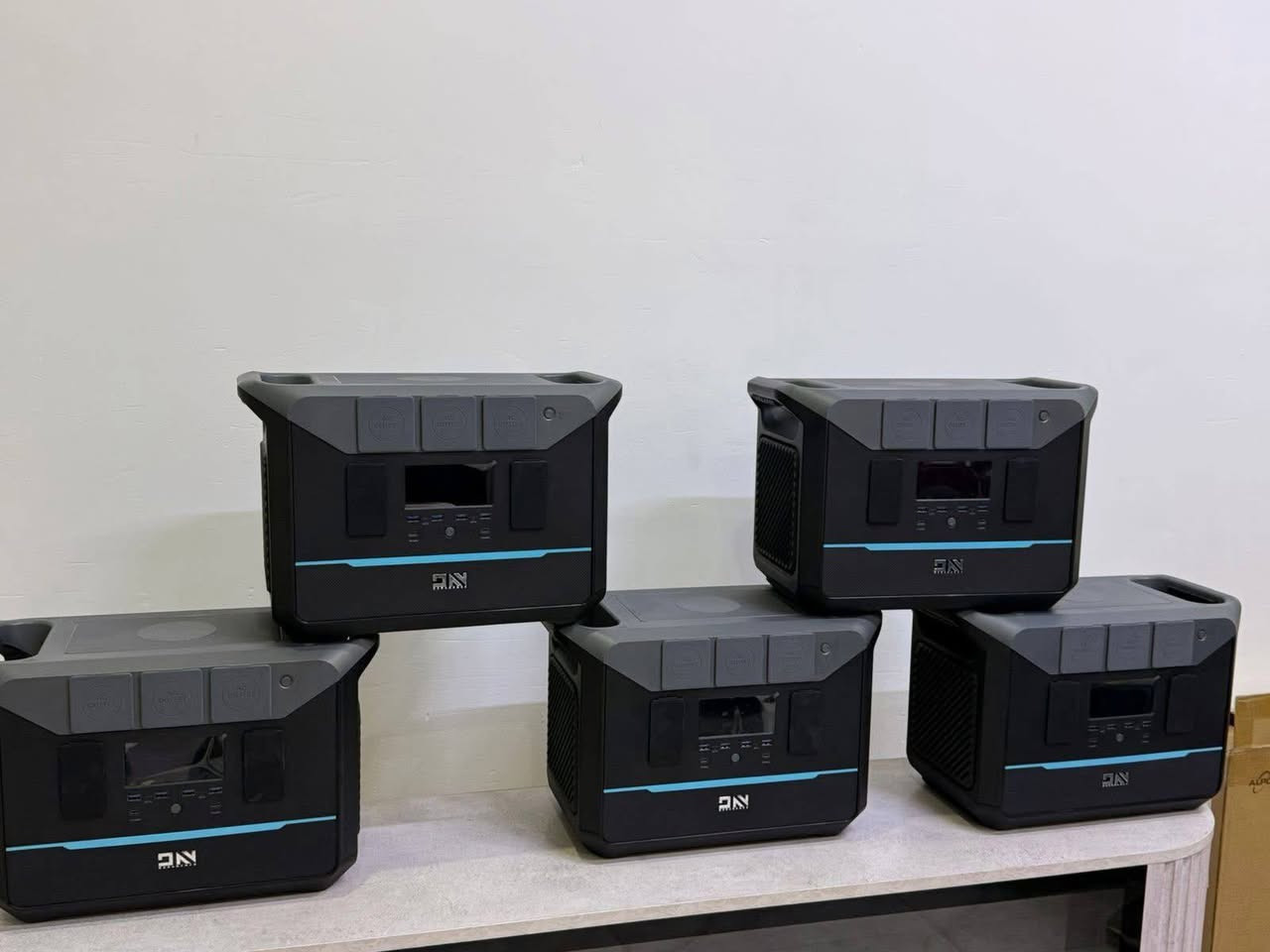 هذا الجهاز الظاهر في الصور يُسمّى محطة طاقة محمولة (Portable Power Station)، وهو عبارة عن بطارية كبيرة تُستخدم لتشغيل الأجهزة الكهربائية في أي مكان بدون الحاجة للكهرباء المباشرة.
🔌 ما وظيفته؟
تخزين الطاقة (مثل بطارية ضخمة
⚙️ مكوناته (حسب الصورة):
مخارج AC: مثل كهرباء البيت (220V)
مخارج USB: لشحن الموبايل والأجهزة الصغيرة
مخارج DC: لأجهزة معينة
شاشة رقمية: تبين نسبة الشحن (مثلاً 77%) والاستهلاك
زر تشغيل: للتحكم
🔋 طرق الشحن (كما بالصورة):
من الكهرباء (المقبس)
يشحن خلال حوالي 1.3 ساعة
كهرباء + طاقة شمسية
أسرع (حوالي 0.9 ساعة)
ألواح شمسية فقط ☀️
خلال حوالي 2.4 ساعة (حسب قوة الشمس)
🏕️ استخداماته:
الرحلات والتخييم
انقطاع الكهرباء
تشغيل أجهزة في أماكن بدون كهرباء
للطوارئ
👍 مميزاته:
محمول وسهل النقل
هادئ (بدون صوت مولد)
لا يحتاج وقود
آمن نسبياً
((((((( السعر  التواصل على خاص)))))))))


**إذا كنت صاحب هذا الإعلان وتريد حذفه لأي سبب، رجاءا أرسل رسالة إلى الدعم الفني**