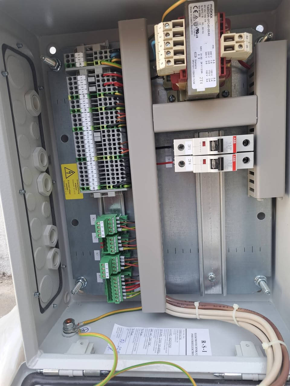 السلام عليكم من رخصت الادمن المحترم اخوان عندي هاذا القاطع مثل ما واضح بل صوره جديد للبيع


**إذا كنت صاحب هذا الإعلان وتريد حذفه لأي سبب، رجاءا أرسل رسالة إلى الدعم الفني**