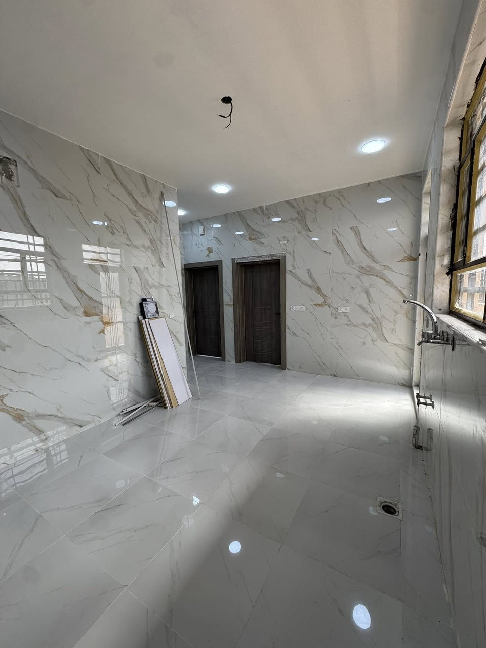 سلام عليكم شقه الايجار طابق ثاني  مساحه ١٤٠ متر جديده بناء ٢٠٢٦ هسه طلعت منه عماله تحتوي على مدخلين مدخل استقبال مدخل مطبخ وغرف نوم عدد ٢ كبار وخدمات ومنور وسطح  
عنوان الطوبجي قرب جامع الحاج زيدان 
الاستفسار

***********
