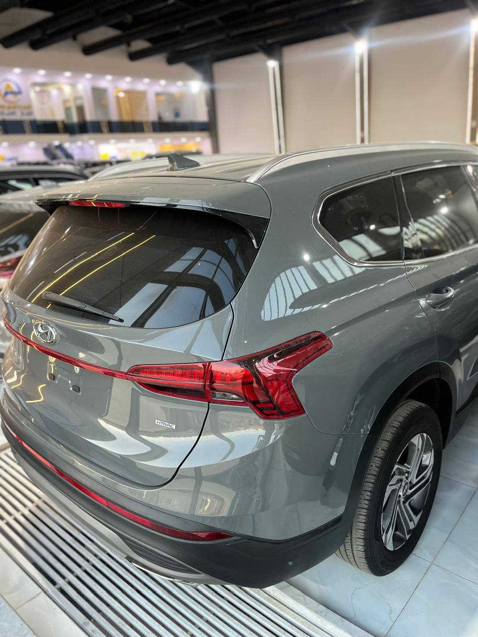 لسلام عليكم هيونداي سنتافي 2023 لون مميز سمنتي
 وارد امريكي بجم كبس الخلف كبس   فقط قطعة صبغ  باب خلفي مبدل  جديده جدا ماشي 60 الف كيلو كلشي بيها وضع شركه محرك 2400cc ماشية 30 الف كيلو السياره سبعه راكب بصمه وتشغيل عن بعد كشن السايق كهربائي شاحن واير ليس تبريد 3 قطع حساسات امامي خلفي 
   رقم سليمانيه هزه وسنويه جدد السعر 230 ورقه  ***********  او ***********
