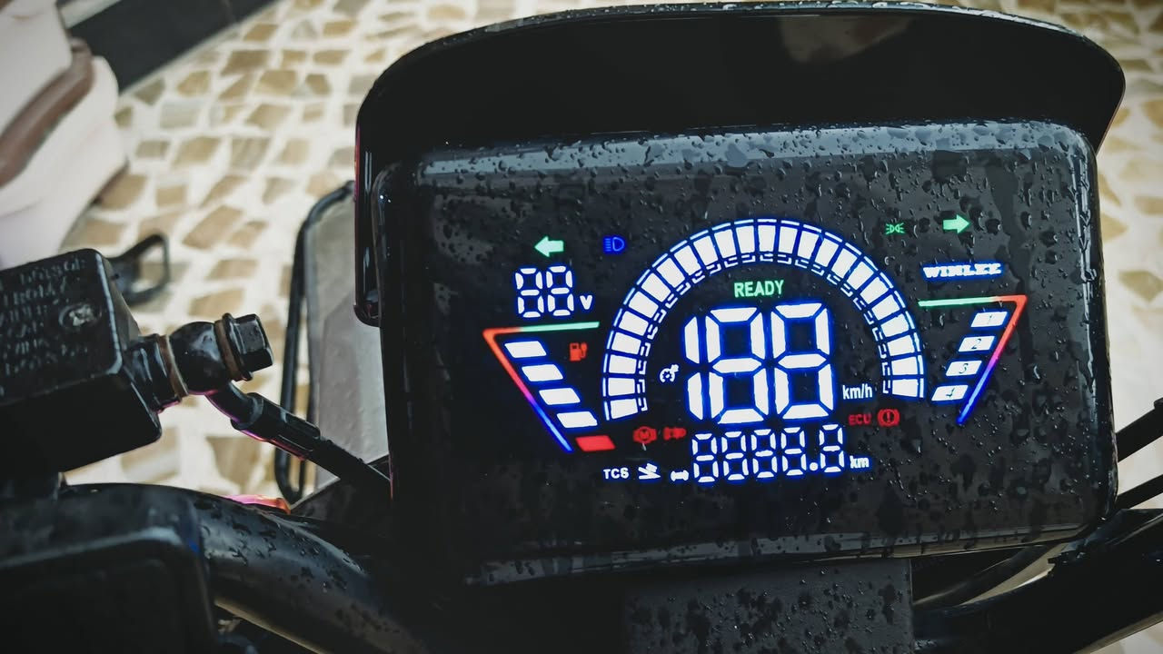 دراجه شحن R7 خمس بطاريات كامله من كلشي الدراجه جديده 
مستعمله شهرين بس اربع سرع لدات نهارية ملف1500نضام بارك بلاتوث 
نضام التشغيل كارت وبصمه ومفتاح حساسات سرقة قفل سيرن 
السعر 675 الف مكاني ديالى بعقوبة للاستفسار ***********
