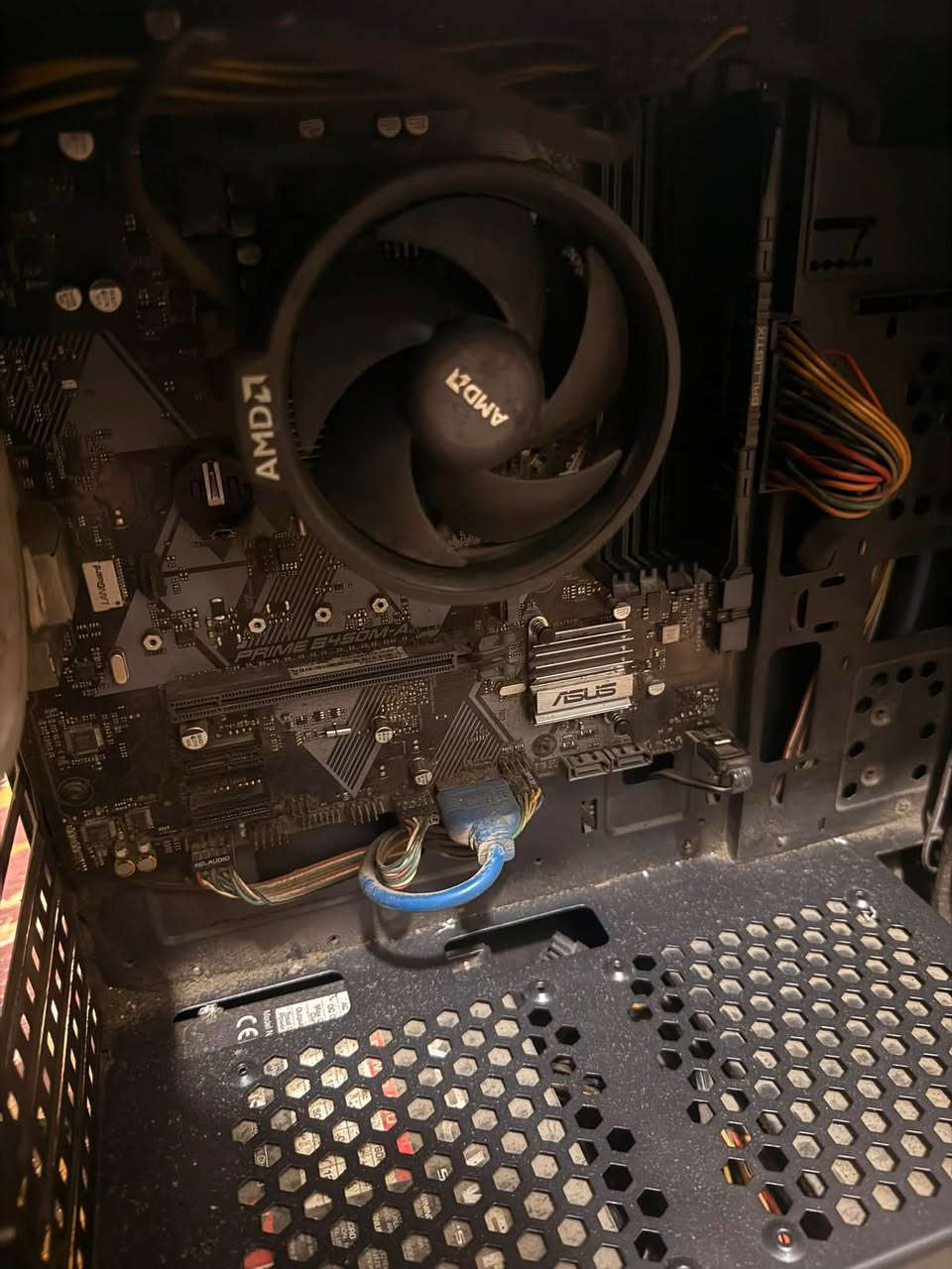 CPU: AMD Ryzen 3 PRO 4350G
* GPU: Radeon Graphics (Integrated)
* Motherboard: B450
* RAM: 8GB DDR4
* Storage: 128GB SSD
* Power Supply: 650W 80+ Platinum
250 الف يوجد توصيل


**إذا كنت صاحب هذا الإعلان وتريد حذفه لأي سبب، رجاءا أرسل رسالة إلى الدعم الفني**
