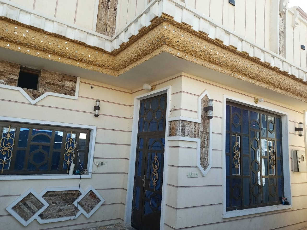 بيت للبيع في حي المعلمين مساحه ٢٠٠ متر والتفاصيل الاتصال على الرقم *********** او خاص
