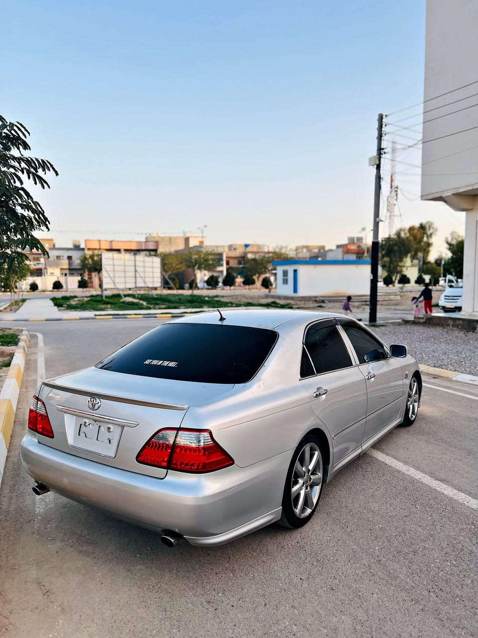 بـەناوی خوای گەورە . 
مـاشاااللە لەمــاڵی ھەمو لایەك 🤍.
بــۆ فرۆشتن شـاھینە سپۆڕت 2005..
بــڕاوە بـڕاوە
گــێڕ و مەكـینە بچوك 180. بەنزین ھەر نـاخوات 
3 دوگمە كـوشن پەڕۆ .
نـاو ڕەشی سـاج سـور.
سـەیارەكە تـازە داخلە كـامل كـامل مەسروف كراوە دینارێ مەسروفی نیە ..
جامم ھەڵگرتوە سارد و گەرم و برێك بەسراوە ..
شـاشە و كامێرای مەزبوت ..
تـاخمێك تایەو ویلی دینگە سفر .
4 دەبڵی سپۆڕتی لەژێڕە بە دڵی خۆت بەرز و نزمی پێ بكە ..
سەیارەكە ماشااللە زۆر زۆر جوانە .
سەقفی شوشەیە .
چاڵ و شوختی نیە تەنھا قوپاویەكی بچوكی ھەیە لەسەر بۆنیدەكەی لە وێنەكانە دیارە ..
گێڕ و مەكینە و كارەباییی بەشەرت . 
سەقف و حیزام و ڕەقەم شاسی و كەڤەر گۆڕاویش بەشەرت ..
سەیارەكە ڕوبەڕو لە ڕەسمەكان جوانتر نەبو مەسروفی ڕێگەت بە دووقات بۆ ئەگێڕمەوە....

ھەر ھەمو شتێكم نوسیوە ڕەحمەتت لێبێت موشتەری نیت سەری خۆم و خۆشت مەیەشێنە باوانم ..
نـرخی 48 گەڵاو مەجالێكی كـەمە .. 
لە كـەلارم 🤍.
***********
