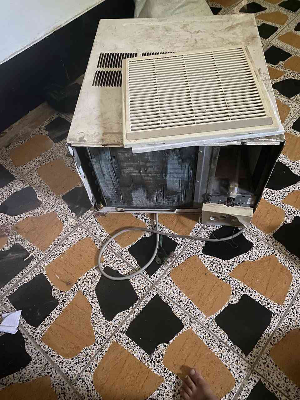 السلام عليكم  مكيف اللبيع شغال شرط التبريد  ***********
