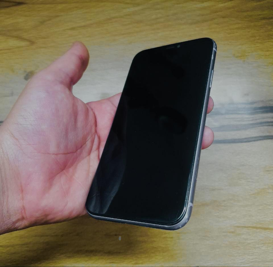 السلام عليكم
ايفون 11 عادي للبيع او للمراوس 

جهاز نضيف حجم صغير سهل وحلو 

مبدل بورد اصلي لاكن فيس ايدي متوقف

يجي بمواصفات جيدة مثل /

 • الشاشة: 6.1 إنش Liquid Retina HD (LCD)

 • الدقة: 1792×828

 • المعالج: A13 Bionic (قوي وسريع)  ￼

 • الكاميرا الخلفية: مزدوجة 12MP (عادية + واسعة)  ￼

 • الكاميرا الأمامية: 12MP تدعم تصوير 4K  ￼

 • التصوير: 4K حتى 60fps

 • البطارية: حوالي 3110mAh + شحن سريع و لاسلكي 

بوبجي 60 فريم قوي بالالعاب مثل دلتا فورس بسلاسة خرافية

ذاكره 64 جيجا / محدث اخر تحديث ios 26.3  

الجهاز بدون مشاكل شغال وبكفاءة جيدة

السعر ١٧٠ الف / قابل للمراوس ايفون او سامسونج 

العنوان / بغداد - البياع - شرطة الخامسة 

الرقم للتواصل / ***********
