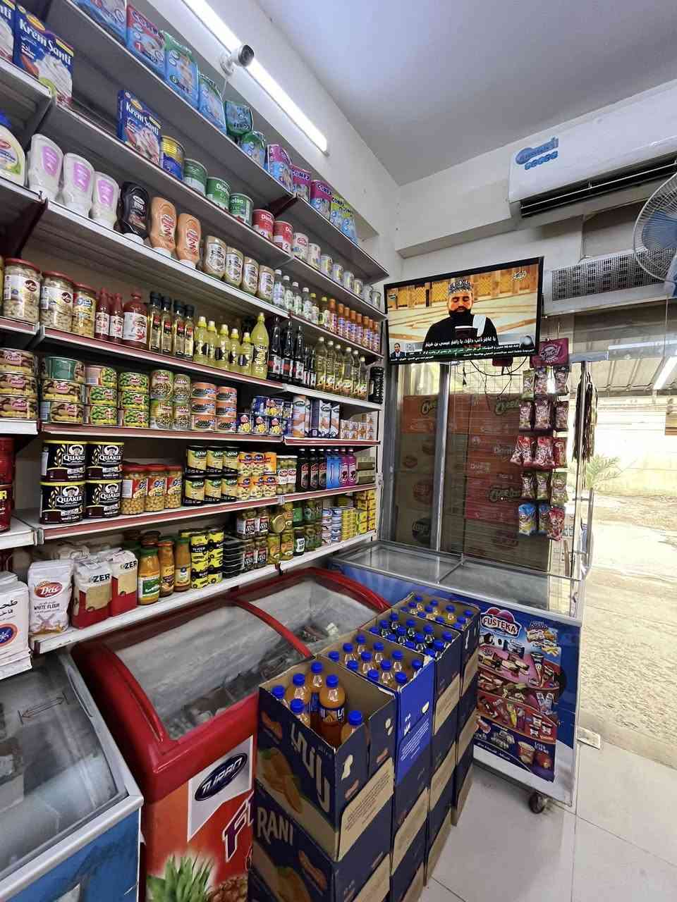 اسواق سلسلة ثلاث محلات مع مخزن للبيع يحتوي على : سستم 4 كامرات و 25 ثلاجة و سبلت 3 طن مع تبريد  طن ونص 
قمريه طولها 7 مترات محكمه 
المحل تجي تشوفه بعينك محل يشتغل وبي عالم ومع ميز مرمر 3 متر كبير جدا 
مع جام خانه 
ومع سله عربانه كبيره 
مع صفينه وسطيه 3 امتار 
واجها المحل 15 متر  
المحل كامل شغال يعني مناقصه اي شي وبضاعه موجوده ابيعه لعدم التفرغ 
ولمحل متروس ارفوف شغل خير من الله خاصتا بالموسم الصيفي

العنوان/ الكاظمية نواب 
للاستفسار واتس اب او اتصال على ***********
***********
