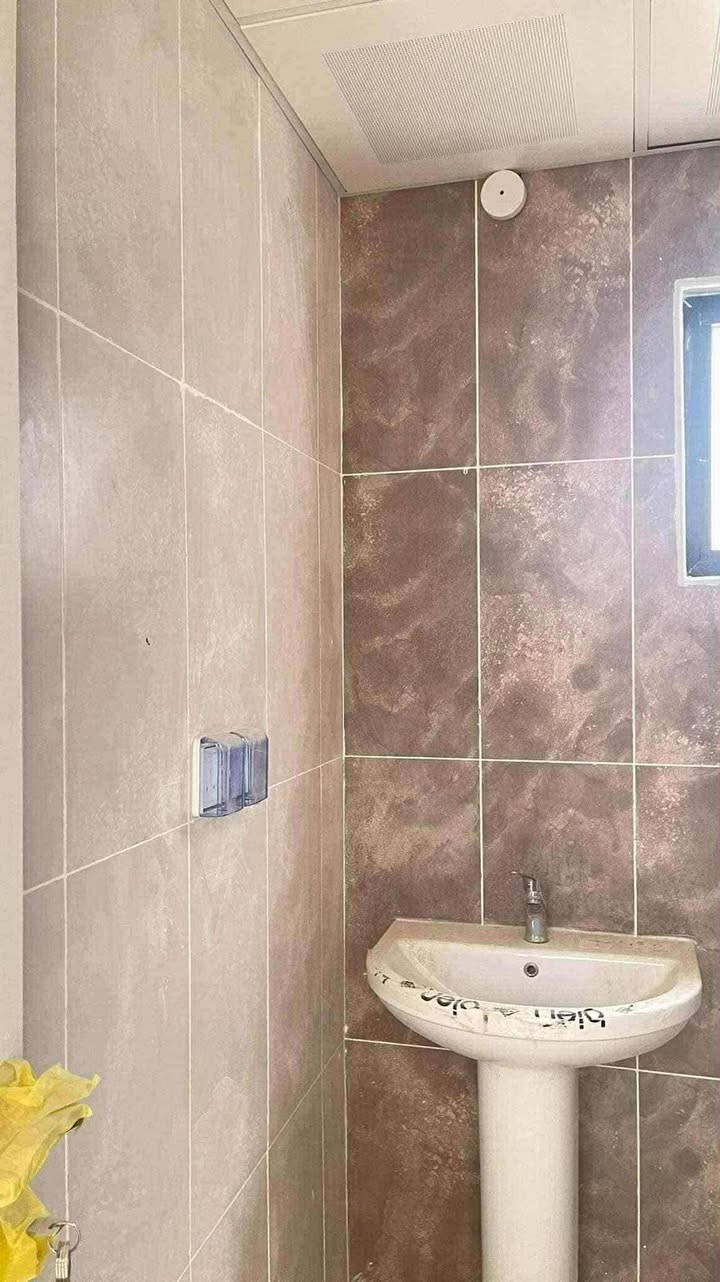 السلام عليكم
بيت للبيع في مجمع الغدير المساحة153م
طابق واحد✨✔️
غرفتين نوم✨
حمام عدد2✨
استقبال 💫✨
حديقة 🌿✔️
مطبخ✨✔️
مناور عدد2✨🌿
البيت نظيف وجديد وغير مسكون 
للأستفسار التواصل على
***********
تبارك للعقار
