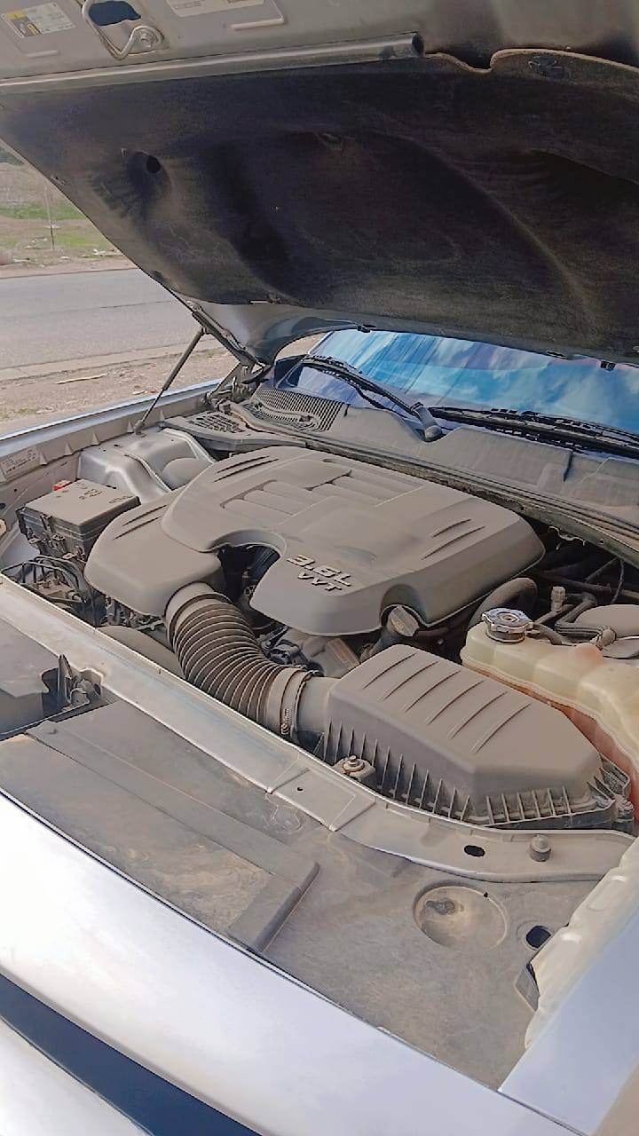 سلام عليكم دوج جالنجر موديل..2022
ماشيه 25مايل مواصفات SXT مكينه 3600 سياره خير من الله نضيف (بيهه بس جاملغ صفحت سائق او بونيد)
داخل احمر شامو مغلف بيلادي سياره بلاديه أي نقص مابي تايرات جديد ويل 20 نجمه 
سيارة رقم اربيل فحص هزه كلها جديد 
سعر(185$)بي مجال 
رقم..م..***********
*********** أربيل, العراق
