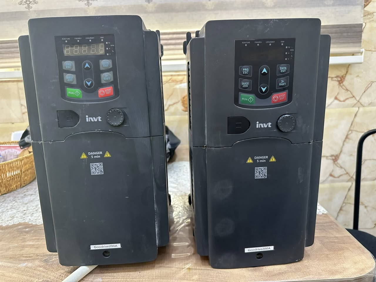 انفرترات عدد 2 القدرة 15الى 18.5 kw السعر مناسب جدا جدا 
استعمال قليل  شرط الشغل 
***********
