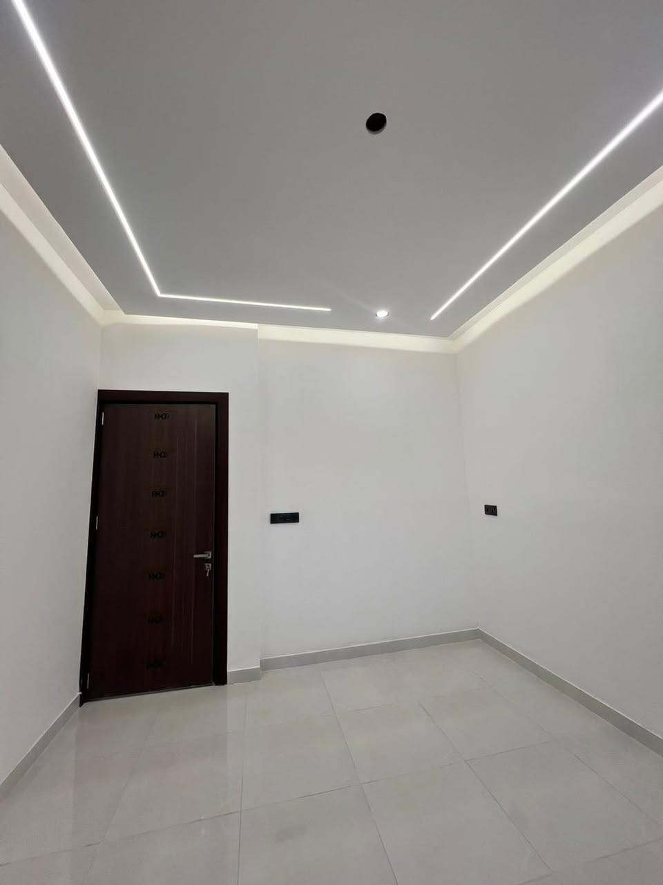 بيت 50 متر للبيع 🏠

الواجهه 4 متر 
نزال 12.5 متر 

بناءحديث درجه اولىً💥

البيت 3 طوابق 
يحتوي  البيت على استقبال ومطبخ ومنور وصحيات عدد 2 
و3 غرف نوم 

العنوان :: حي الجهاد :: الرفاق الثانيه :: قرب مجمع السلام السكني 

السعر والاستفسار الاتصال *********** 📞📞مكتب الشهم للعقار 💥
