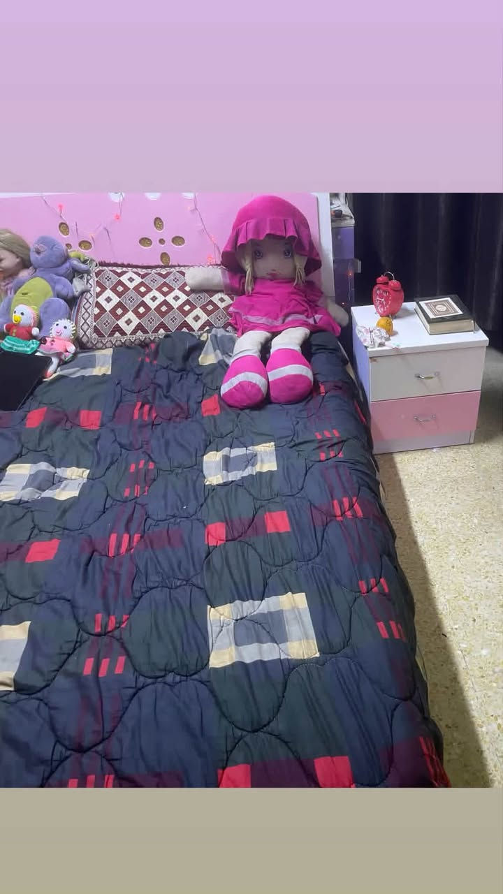 السلام عليكم غرفتين نوم بناتيه كل وحده تحتوي جربايه نفر ونص وكنتور ٣بيبان  ومكتبه ومرايه عموديه التواصل عالرقم ***********
