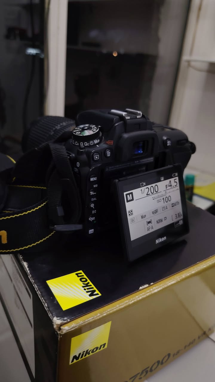 السلام عليكم، معروض للبيع كاميرا Nikon D7500 غنية عن التعريف للمحترفين والهواة، الكاميرا نظيفة جداً واستخدامها خفيف وبحالة الوكالة.
السلام عليكم، معروض للبيع كاميرا Nikon D7500 غنية عن التعريف للمحترفين والهواة، الكاميرا نظيفة جداً واستخدامها خفيف وبحالة الوكالة.

​المواصفات والتفاصيل:

​الموديل: Nikon D7500

​عداد الشتر (Shutter Count): 8,871 ضغطة فقط! (يعني الكاميرا عمرها طويل جداً والشتر بحكم الجديد مقارنة بالمعروض بالسوق). وصورة الشتر معروضه كذلك. 

​النظافة: ممتازة جداً 100%، بدون أي عيوب مصنعية أو خدوش، والأزرار والستيكرات كلها بحالة ممتازة.

​الملحقات: تأتي مع ملحقاتها الأصلية كاملة (البطارية الأصلية، الشاحن الأصلي، وحزام الرقبة، والزوم ).
​المكان: [بغداد ].
​التوصيل: [متوفر ].

​💡 ملاحظة للمشتري: الكاميرا غير مصلحة نهائياً ومفحوصة بالكامل، وجاهزة للمعاينة والفحص قبل الشراء.

​للتواصل والاستفسار، يرجى المراسلة على الخاص أو الاتصال على الرقم: ***********
