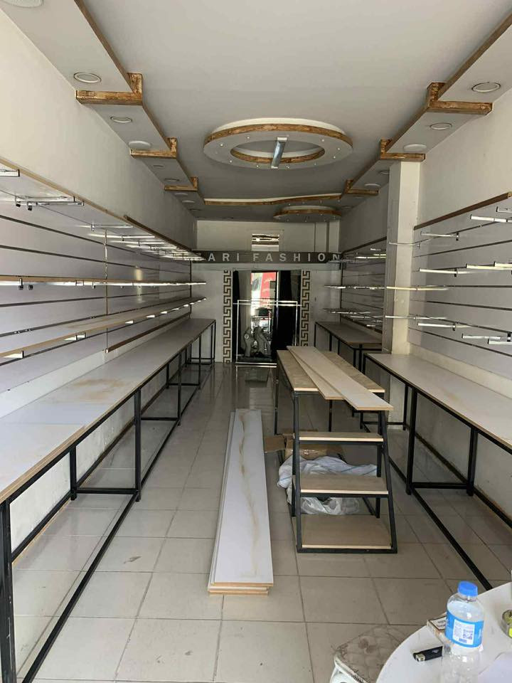 ٢٣ مەتر مێز  ٢ قات ٨٥ سانتیم بەرزی قولی ٥٠ سانتیم
داری رەفەکان ٣٠ سانتیم  ٥٠ مەتر 
Mdf یەک قالب 
قۆلی رەفە رەشەکە ٥٣ دانە سلڤەرکە ٦٥ دانە 
٥٥٠ هەزار مامەلە
***********
