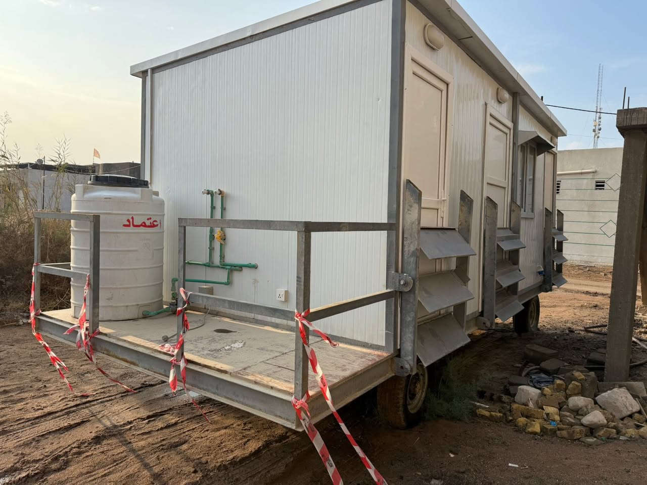 0776 369 8738
العرض 4 متر الطول 7  متر 
 يحتوي على مكتب +. صحيات   +
 مطبخ.   +؟  يحتوي على خزان نقل كاز 2600 لتر مخفي
