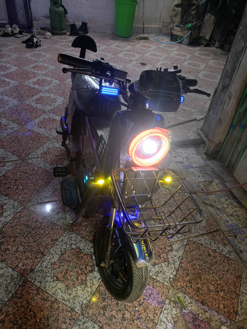 R9 جديدة ونظيفة وقوية 5 بطاريات 
شحن سريع سرعة 110 
استخدامي لها فقط للدوام 