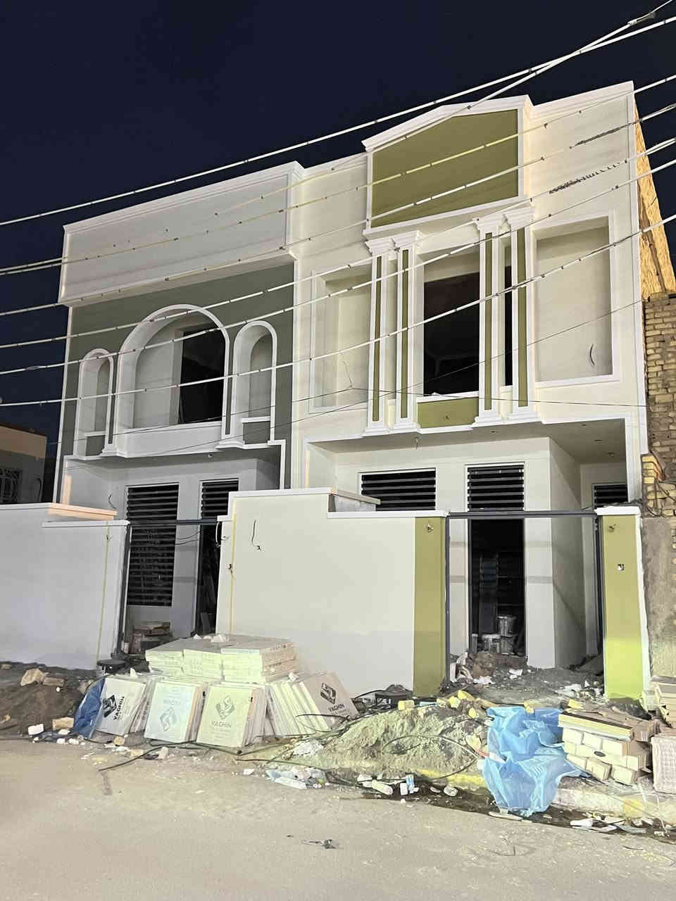 دار سكن للبيع عداد 2🏠

⭕العنوان : حي الفرات
⭕خلف؛جامع العقيله
موقع مميز _ يقع عل شارع 15✅

⚪طابقين 
⚪ كونكريت مسلح 
⚪بناء حديث 
⚪طابو صرف 
⚪غير مسكون 
⚪️تسليم مفتاح🔑

المساحة : 126م²✅
الواجهة : 5ونص متر  ✅

  ⭕التفاصيل⭕

🌿غرف نوم عدد 3
🌿صالة عدد 2
🌿استقبال 
🌿مطبخ 
🌿مجمع صحي عدد 3
------
  مكتب صناع المال للعقار
عنوان المكتب 
الفرات شارع الصب قرب التسفيرات 
للاستفسار مراجعة المكتب او اتصال عل الرقام 
***********
***********
