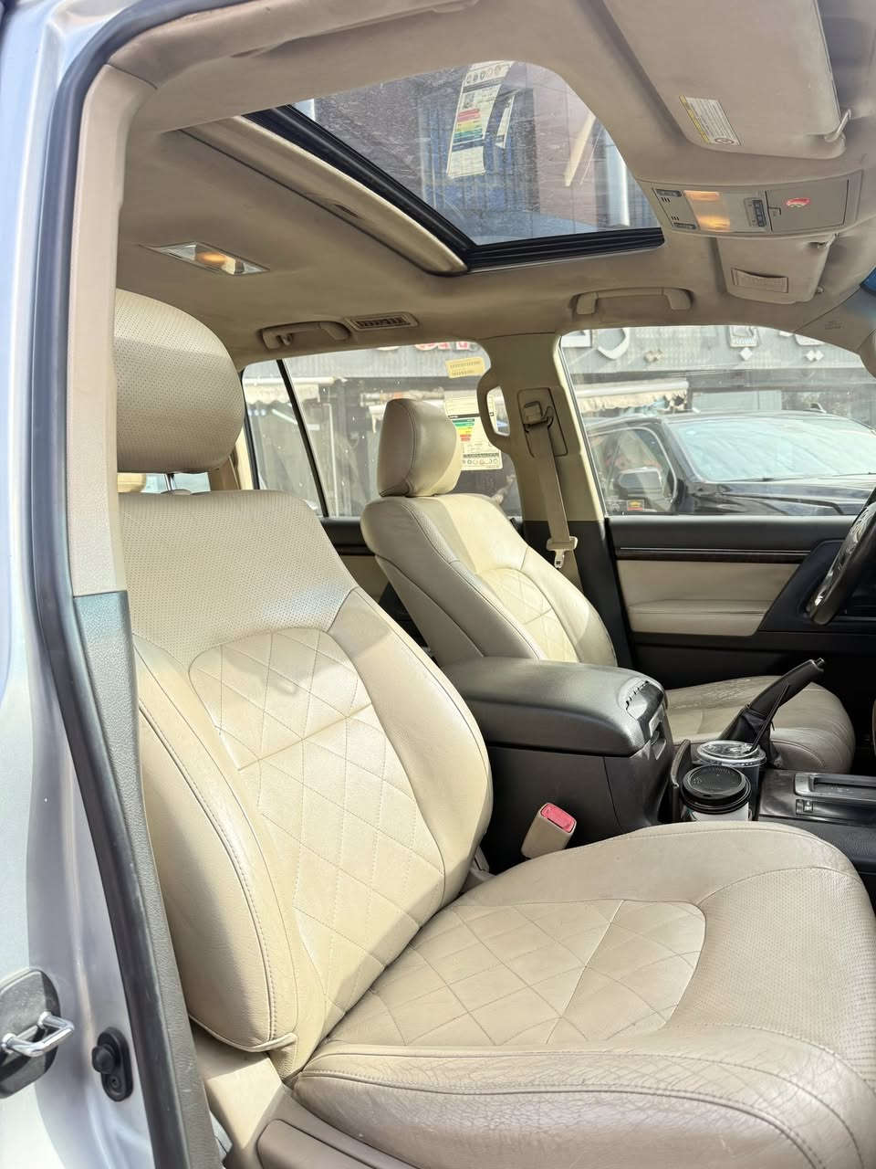 سلام عليكم 
للبيع  او مراوس 
لاندكروز 2011 ستينيه 
لون سلفر رقم بغداد بسمي 
سياره نضيفه مابيها اي نواقص 
فول مواصفات 
فتحه / ثلاجه / كشنات كهرباء /شاشه /حساسات 
مكينه 6 سلندر 
دواخل بطاين كشنات كلش نضيفات نفس الي بلصور 
بعد المواصفات المعروفه 
بيها رشات صبغ اثر شخوط وطخات بسيطه بدون معجون ابيعلك احزام 
مكفوله من الجفيه والكلبه تكم لغود مكفوله 
بيها طخه بسيطه من الامام 
مكان لسياره بغداد 
السعر 268 وبيها مجال 
***********
