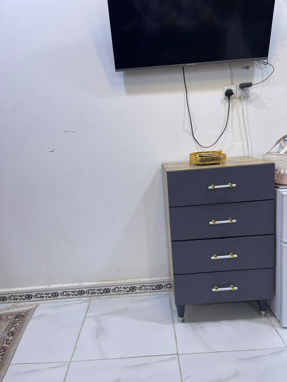 سلام عليكم غرفه للبيع مستعمله قليل عنوان بصرة تنومة حي الموضفين قرب مدرسة فاطمة الكبري سعرها 700 الاستفسار على الرقم ***********
