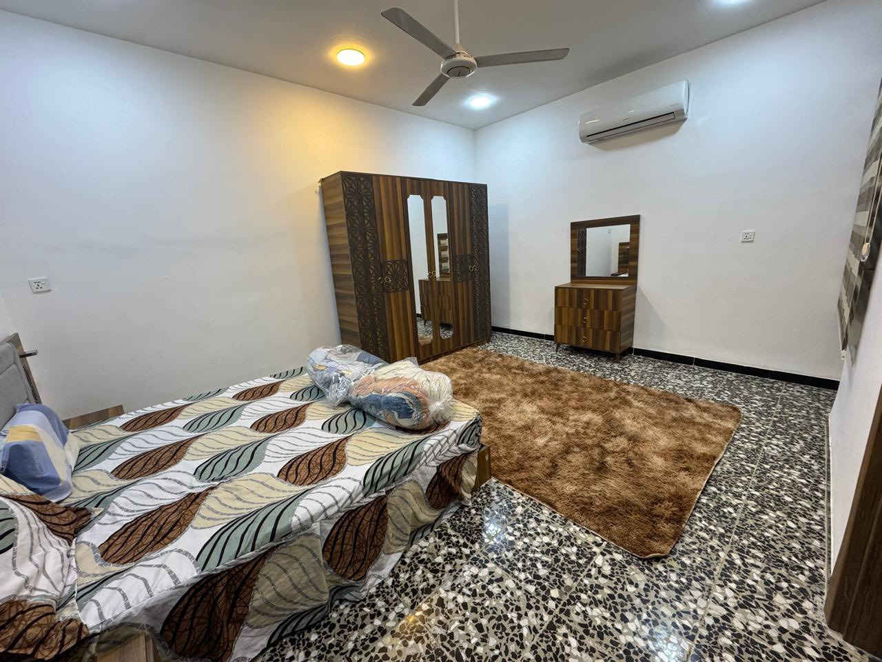 شقة راقية بتأثيث حديث وذوق عالٍ، ضمن بناية جديدة (صفر)، تجمع بين الراحة والفخامة، جاهزة للسكن الفوري، مع توفر جميع الخدمات.

تفاصيل الشقة:
 • 3 غرف نوم واسعة (إحداها ماستر)
 • صالة كبيرة وواسعة بتصميم أنيق
 • مطبخ كبير مجهز بالكامل بأحدث الأجهزة
 • عدد الحمامات: 2
 • سبالت حديثة وأجهزة كهربائية كاملة
 • إنترنت متوفر
 • كهرباء 24 ساعة
 • الكهرباء والإنترنت مدفوعة
 • بناية حديثة وخدمات متكاملة

📍 الموقع: العدل الثانية – كفاءات الغزالية – شارع مدرسة الحكمة
💰 الإيجار: شهري ….الايجار من المالك مباشرة بدون دلاليه
شامله التنظيف مرة كل اسبوع 
📞 للتواصل: ***********
