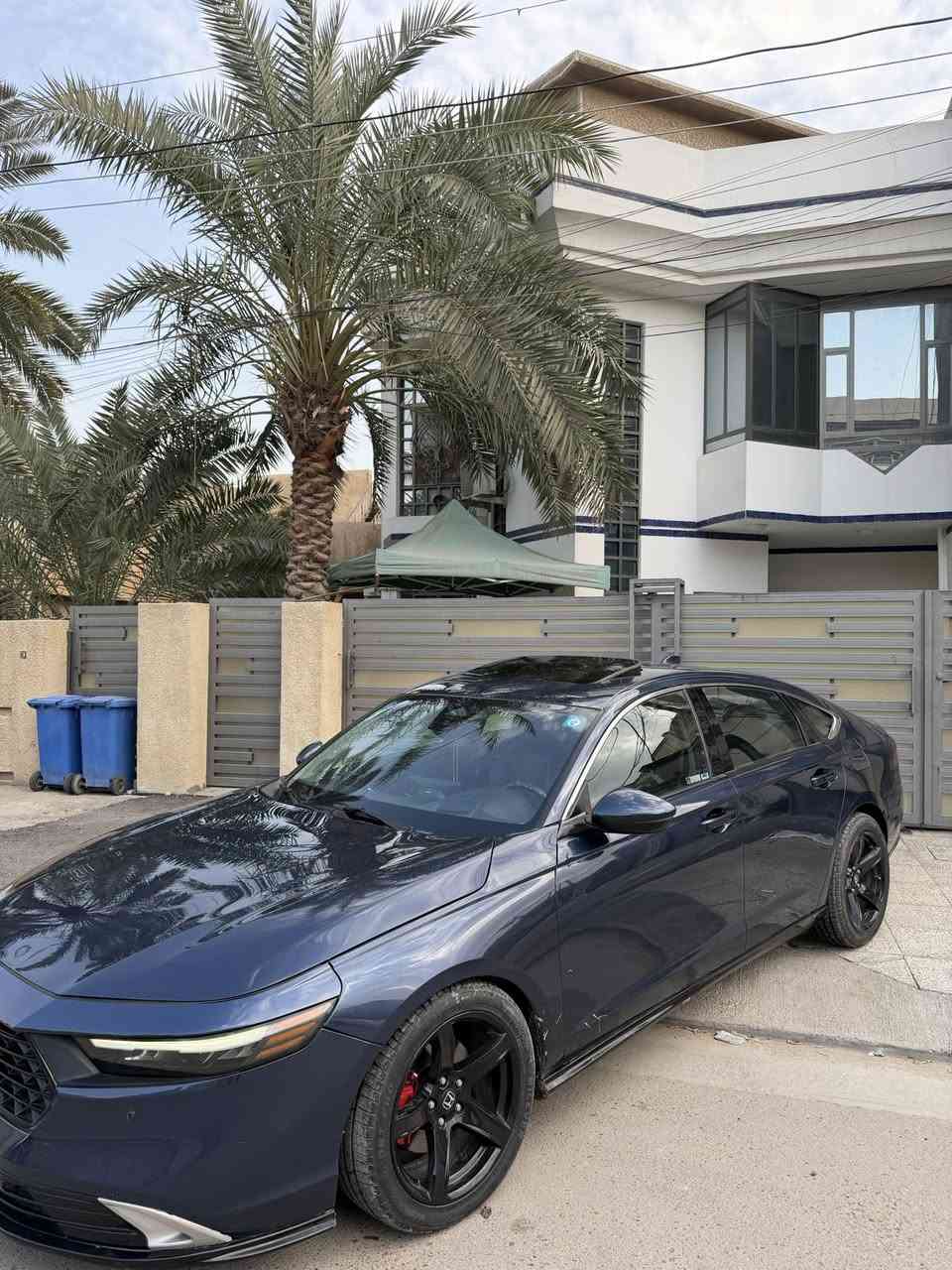 السلام عليكم
هوندا اكورد تورنك موديل 2023 
لون حبري ع نيلي لون كلش حلو 
محرك 2000 هايبرد اقتصادي جدا
فول الفول اعلة مواصفات بالاكورد 
ضرر السيارة جاملغ وربع البنيد وبيها طخة بالباب الامامية جهة عكس السايق بعدها ع وضعها ممصلحها 
كير مكينة كفالة 
ايرباك طاك 

المواصفات 
شاشة / كامرة خلفية / حساسات امامية خلفية / بصمة تشغيل وبصمة ابواب / داتا شو الجامة / كشنات كهرباء تدفئة وتبريد / كشناات خلفية تدفئة / لايت زنون led / بك لايت لد / فتحة سقف / تشغيل عن بعد
شباب السيارة فول الفول مابيها نقص مواصفة اعلة شي بالاكورد 

مكانها بغداد حي البنوك 
***********
