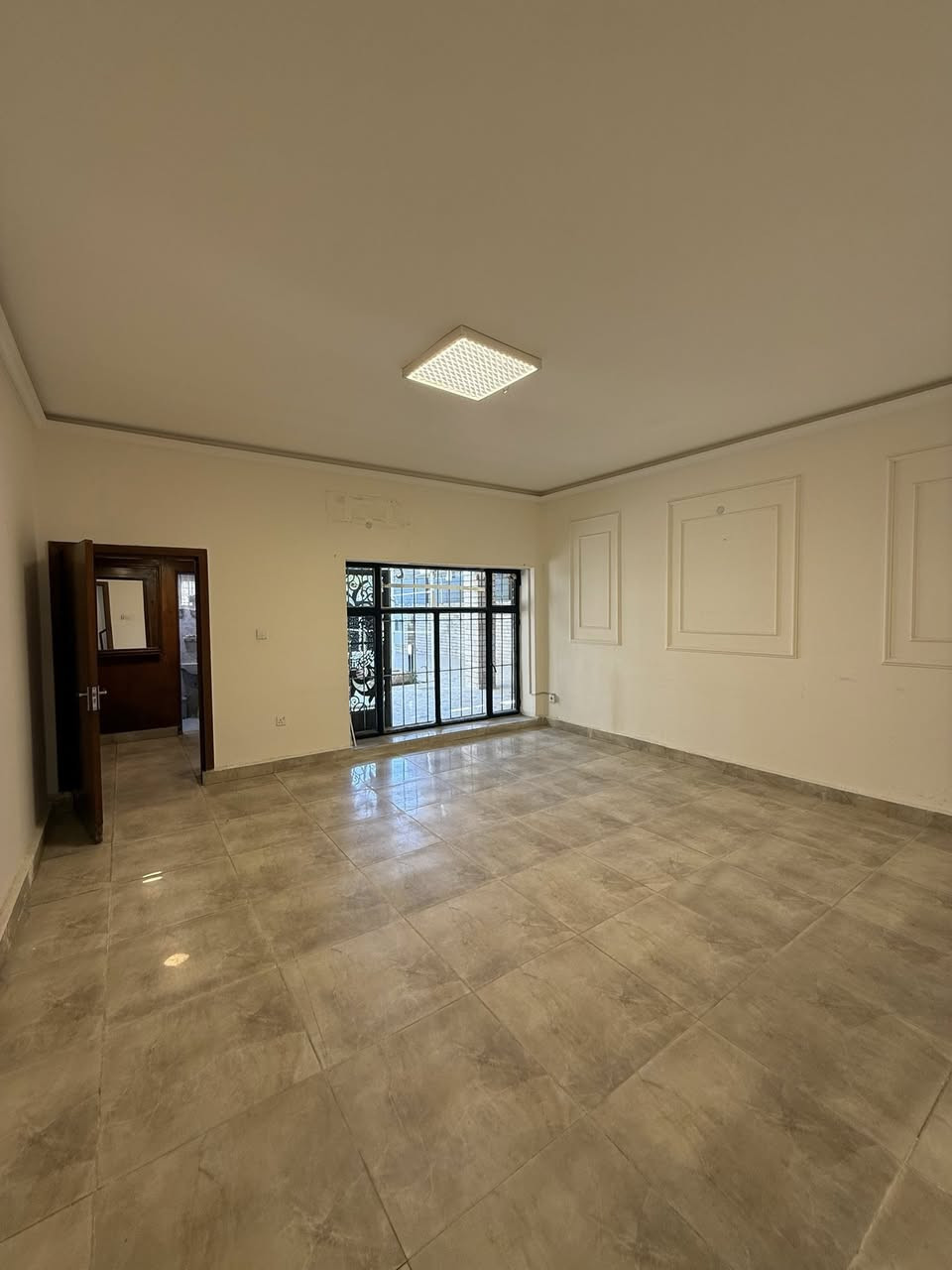 للايـجـار 🏠 الكرادة المسبـح

عنوان العقار 📍 الكرادة المسبح قرب سايدين كراج الفين

🔶 المساحة  400  مـتـر

يحتوي على كراج حديقة صالة مطبخ حار مطبخ بارد 

غرف عدد 4 ومجموعة صحيات ✔️

ــــــــــــــــــــــــــــــــــــــــــــــــــــــــــ
‎‏‎((شركة دار السلطان للعقار حيثٌ تَلتَقي الرُوٌية ,بلتَمَيٌز ))

❗️❗️ نسـتـقـبل العروض البيع الشراء والايجار ❗️❗️

بيع - شراء - ايجار - ادارة امـلاك - مقاولات عامة

‎‏‎📊كل ماعليك الاتصال أو المراسلة على الصفحة *ʲᵒⁱⁿ ᵘˢ*

 حسن زوانة *********** - ***********

‎‏‎الفرع الاول /عرصات الهندية مجاور فندق بلوم 

‎‏‎ الفرع الثاني /الـسـيـديــة الضباط مقابل افران الرباط

‎‏‎‏‎زبائننا الكرام بِكُم نَرتقي ونَتشرف بزيارتِكم ونَفتخر بخِدمتِكم ❤
