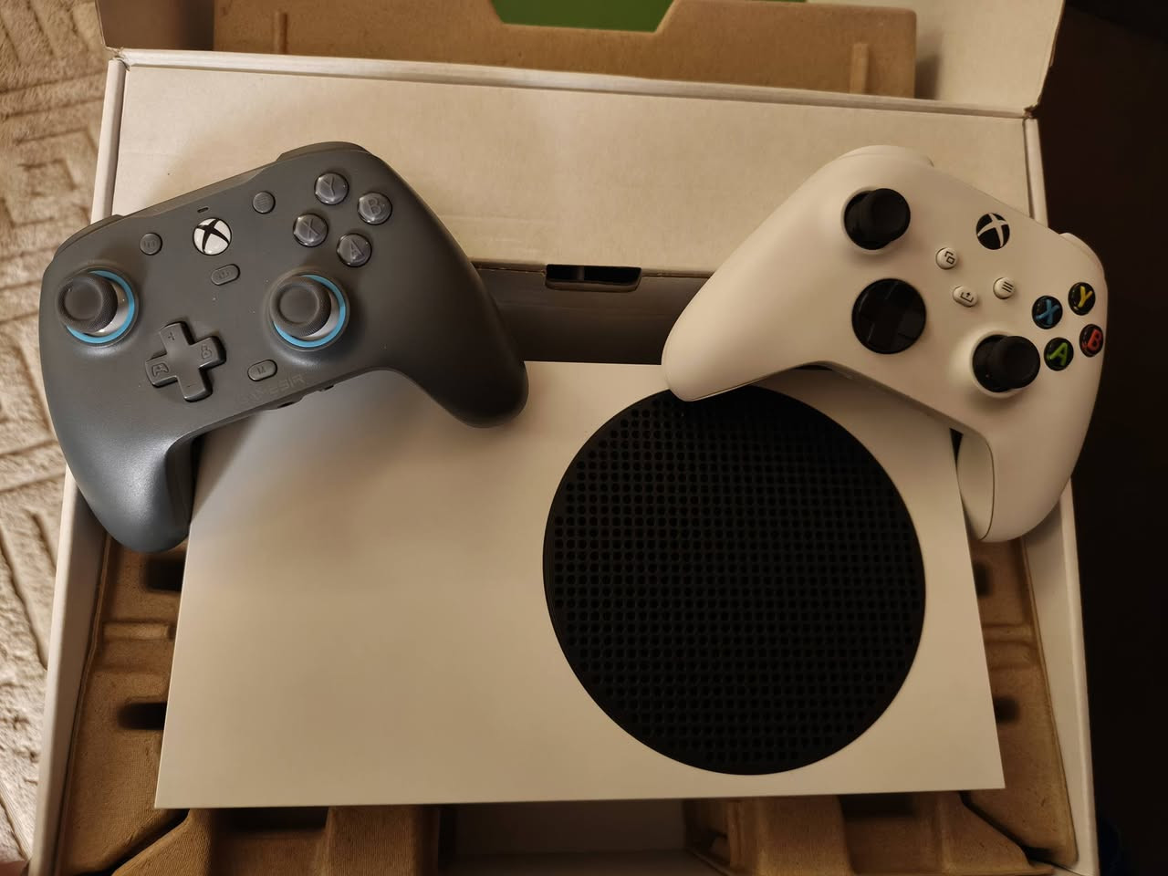 ​🎮 إكسبوكس سيريس S - نظافة100% (للبيع)
الحالة: الجهاز بحالة الوكالة، نظافة تامة 100%، واستخدام جداً قليل. (شغل والعب مباشرة).
​المواصفات والملحقات:
​الجهاز: Xbox Series S (نسخة الديجيتال المعروفة بسرعتها وأدائها).
​الملحقات: كافة الملحقات الأصلية (واير الكهرباء + HDMI الأصلي).
​اليدات (الجويستيك):
​يد الإكسبوكس الأصلية (شغالة لوز).
​يد Gamesir الاحترافية (معروفة بدقتها واستجابتها العالية).
​هدية الإعلان: كود Game Pass لمدة شهر (جاي وية يد الكيم سير) بعده ما مفعل، يعني تستلم ألعاب مجانية لمدة شهر كامل!
​السعر وتفاصيل المكان:
​💰 السعر: 400 ألف دينار (قفل أو بي مجال بسيط للشراي الطيب). 
بغداد الدورة الجمعية 
***********
