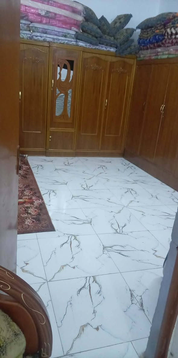 سلام عليكم بيت طابو زراعي مساحة 200متر سقف عكاده غرفتين 4×5 وستقبال 7.5×4 وصاله4×8 ومطبخ 4×5 وكراج بنيان جديد مكان الجاسميه قرب حسينيه قاسم اميح للاستفسار على الرقم ***********

