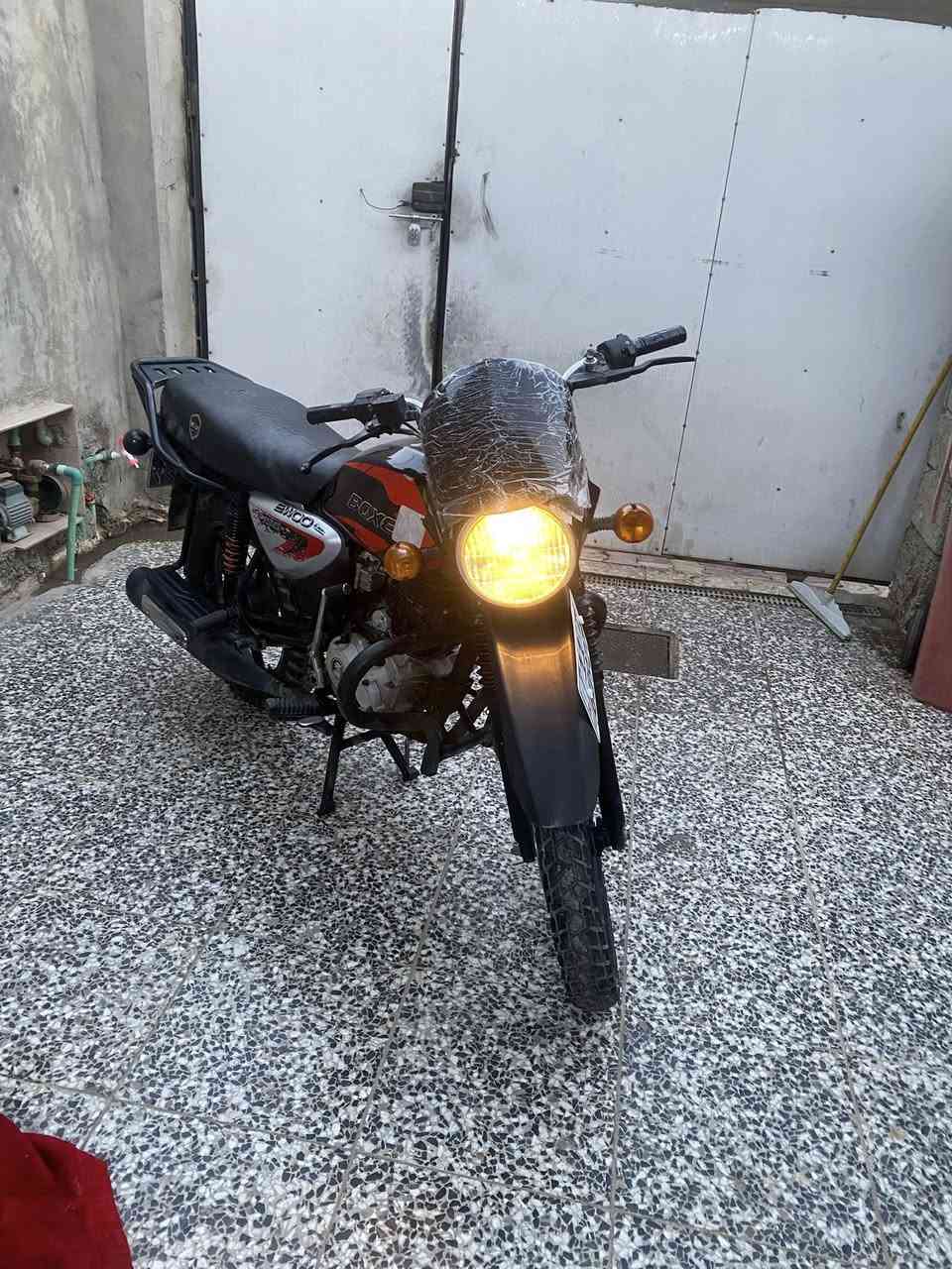 سلام عليكم البيع بوكسر موديل 2022 داخله ب 2023 دراجه كفاله عامه وجهازه رقم وسنويه  هزه جديد  سلف جديد تايرات جدد باتري جديد زنجيل جديد برغي ما مفتوح بيها سعر 1850 وبيها مجال مكاني بغداد جسر ديالى اتصل *********** بي وتساب
