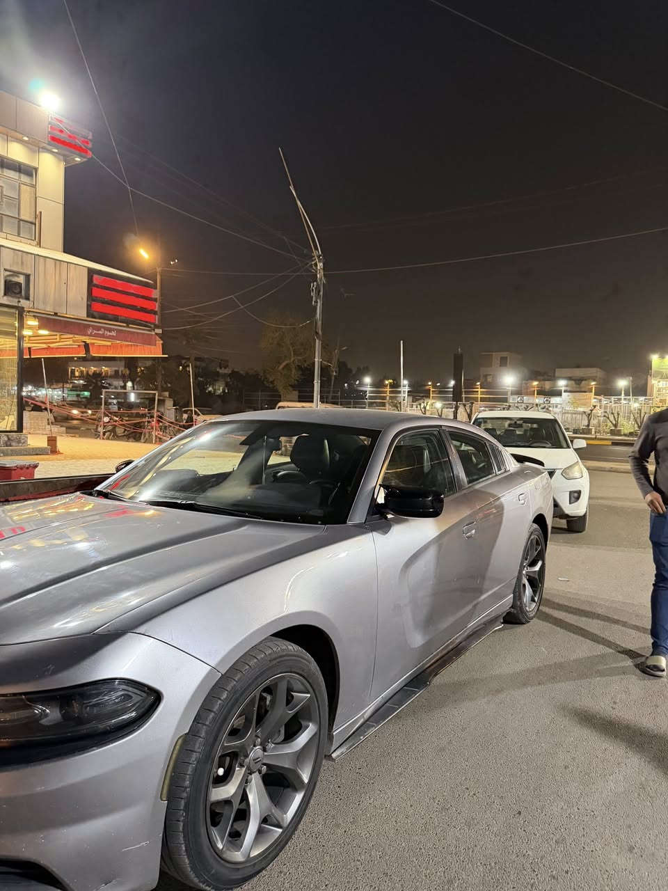 جارجر ١٨ اصل خليجي 
صار بيها حادث بالعراق ربع الجاملغ و البنيد مصبوغ و بيها بارد بالباب الخلفي طاك بيها ايرباك دركة و دشبول ماشيه ٧٠ ميل يعني ١١٣ كيلو 
تايرات جدد عليها ادامه كامله دهن لوكاس فقط 
قبل فتره مسويلها بوليش و حمام يم تان 
رقم بغداد بسمي تحويل ثاني يوم 
 تو ويل كشنات كهرباء ثنين و قطعتين تبريد محرك ٣.٦ 
مكانها بغداد شارع فلسطين 
للتواصل ***********
