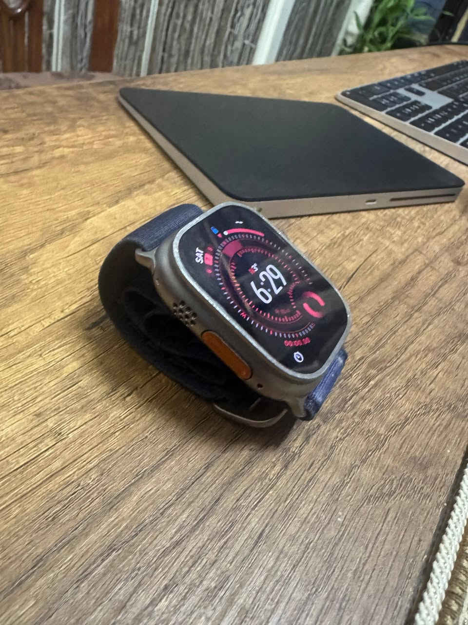 ابل واتش 1
بطاريه 87 حجم 49 
450 الف بغداد الحريه 
***********
