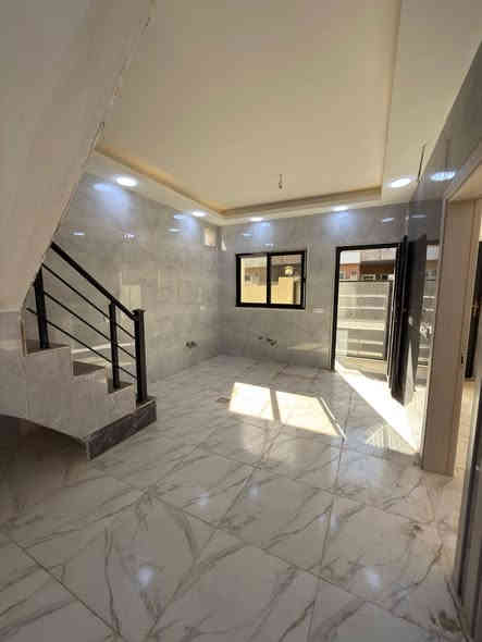 سلام عليكم 
#عقارات_علاوي
 تسليم فوري 
 Vip.       
بيت 🏠ركن للبيع في حي البكر الأطباء موقع مميز 
بناء فول حديث 2025 سند طابو الزهور 
مساحة البيت 88متر واجها 8 متر 
يحتوي البيت ع اسقبال وغرف نوم ومطبخ وصحيات ومناور 
طابق الثاني 3 غرف نوم وصحيات ومناور وبلكون وبيتونه 
يحتوي البيت ع 
نظام كاميرات 
نظام غسالات 
نظام دشات 
نظام دكتات 
نظام سبالات 
نظام غاز 
للاستفسار عن سعر البيت الاتصال ع الرقم
***********------***********
مكتب عين الفهد للعقارات العامة 
عنوان المكتب الموصل الجانب الايسر حي سماح الاركان.شارع ٢٠ شارع الاركان.
