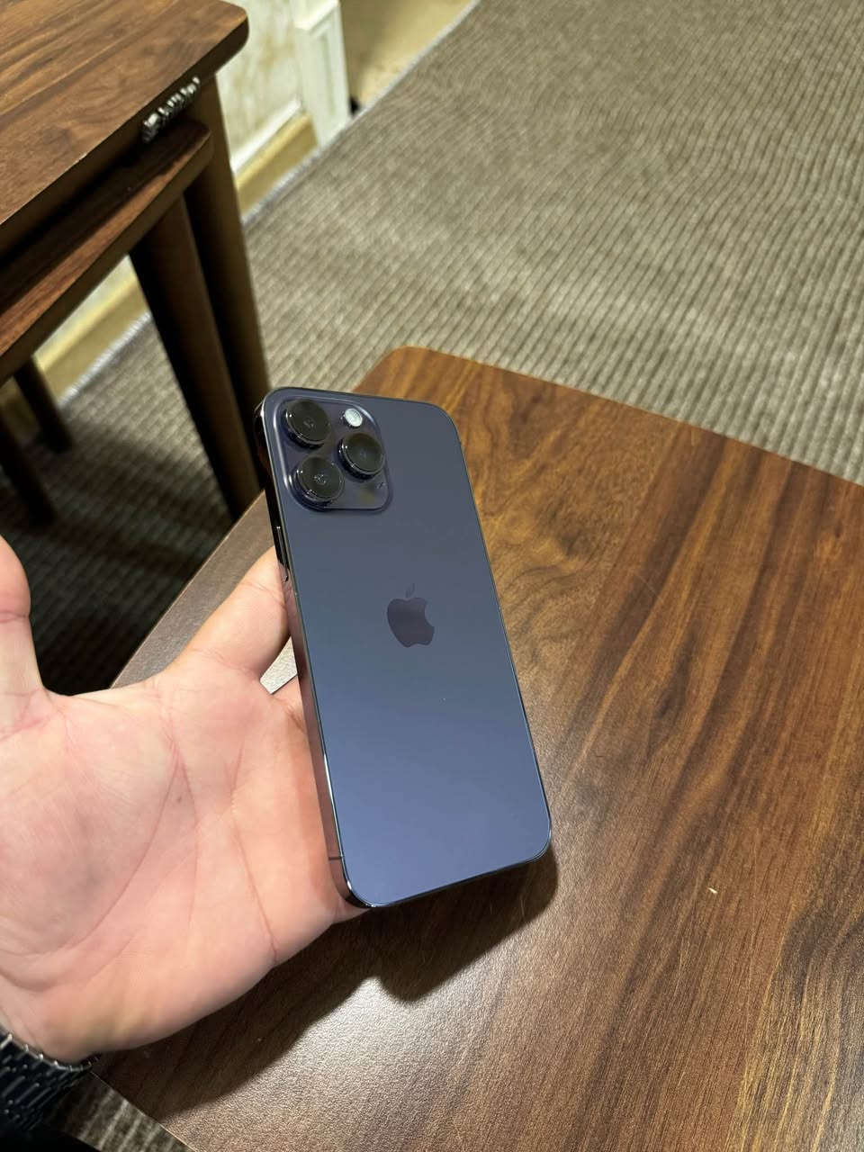 ئایفۆن 14 پڕۆ ماکس، ڕەنگی مۆر، زۆر پاک و بێ کێشە(100/100) وەک نوێ وایە. تەنها گلاسی شاشەکەی گۆڕدراوە بە ئەسڵی، پەڵەیەکی (خاڵێکی) زۆر بچووکیش لەسەر شاشەکەیە. مۆبایلەکە زۆر نوێیە، بیپشکنە ئینجا بیبە. پاتری 80٪، دوو سیم کارتە و کامل ئەشیای لەگەلە نرخەکەی 520 دۆلار و کەمێک مەجالی تێدایە.
***********
آيفون 14برو ماكس بنفسجي نضافه فول فول 100/100 جديد. بس گلاس شاشه مغير اصلي و هذا نقطة صغيرة علي الشاشة التلفون جديد تفحص بعدين تأخذ  بطاريه 80 و دبل سيم سعر520$ بي مجال بسيط
*********** أربيل, العراق
