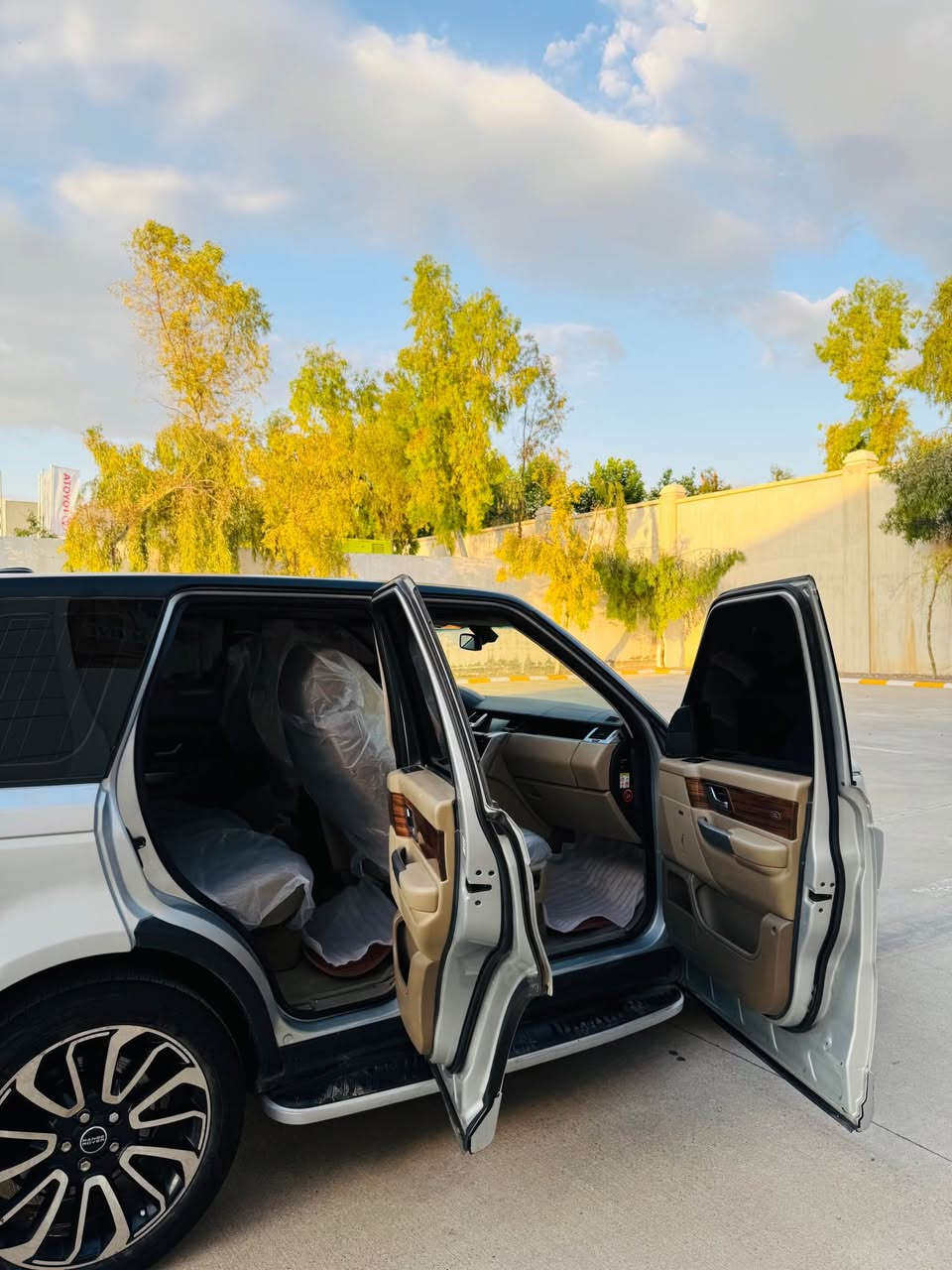 Range Rover sport
دوبەی ساغ ساغ ✅ بدون رقم علوج 
مۆدیل ٢٠٠٩ 
مواسەفات ئۆتۆبایگراف واتا فول فول مواسەفات قەپات 
ناو زەرد دەبڵ گێر تۆماتیک عادی سپۆرت ٥ مۆدی لێخورین چوپ بەرز و نزم تەبرید سارد گەرم سلایت ٤ جام و ئاوێنە ئۆتۆ کوشن جلد کوشن خەزن کارەبای سوکان ڤۆلیۆم تحدید سرعە سەماعەکانی مارکەی هارمان کاردۆن بیلاد ئیم پی فایەر ویل ٢٠ تاخم تایەی لۆک 
گێر و مەکینە و کارەبایەتی هەموی مەزبوتە 
سەیارەکە دوبەیە ساغە سبوغ سەقف و حیزام بەشەرت  دەعمی نیە 
نرخی ٧٢ وەرەقەیە و مەجالێکی کەمی تێدایە گۆرینەوەش دەکەم بە شتێک بە دڵم بێ 
ناونیشان هەولێر 
ژم*********** أربيل, العراق
