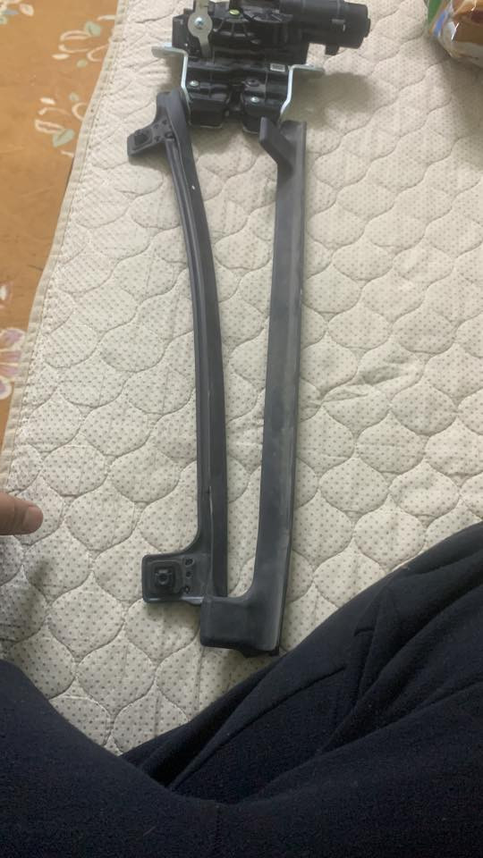 قفل صندوك كهربي مال سيارة سبورتج امريكي ومع ترايش قبق جنطه معه براكيتات الي فوق الابطانه الدخلية مال قبق جنطه معه القطعه السوده الي طافيه مات الي جوة الرقم والأسعار قيم واخذ 
***********
