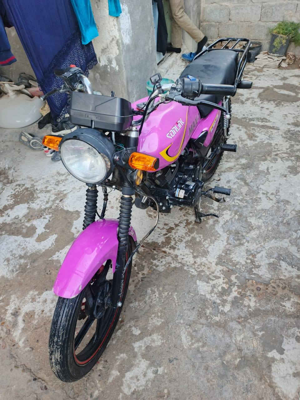 سلام عليكم دراجة سونلك ماكس وان دراجة على وضع الشركة اي نقص مابيها ممشتغله دليفري ابد اوراق سكنر مكينة 200cc  موديل 2024مكاني بغداد سبع البور السعر 700 وبيها مجال التواصل واتساب ***********
