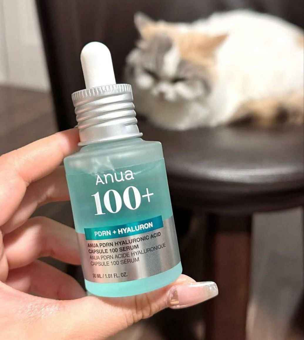 ✨سيروم Anua PDRN Hyaluronic Capsule 100 هو منتج للعناية بالبشرة يهدف إلى تحسين لون البشرة ومرونتها وتقليل الخطوط الدقيقة ✨

✅يحتوي هذا السيروم على PDRN (Polydeoxyribonucleotide)، وهو مكون مستخلص من الحمض النووي (DNA) ويساعد على تجديد خلايا البشرة وتحسين مرونتها وتقليل ظهور الخطوط والتجاعيد. كما يحتوي على الكولاجين بحجم نانوي و 11 نوعًا من حمض الهيالورونيك لترطيب البشرة بعمق والحفاظ على مرونتها بالإضافة إلى ذلك، يحتوي على كبسولات وردية تذوب على البشرة لتمنحها نضارة فورية. 

✅يساعد السيروم في: 
-تحسين لون البشرة: يعمل على تفتيح البشرة وتوحيد لونها 
-تحسين مرونة البشرة: يزيد من مرونة الجلد ويقلل من ظهور التجاعيد.
-تخفيف الخطوط الدقيقة: يقلل من ظهور الخطوط الدقيقة والتجاعيد.
-ترطيب البشرة: يرطب البشرة بعمق ويحافظ على رطوبتها الطبيعية.
-تقوية حاجز البشرة: يساعد على تقوية حاجز البشرة وحمايتها.
-يمكن استخدام هذا السيروم كجزء من روتين العناية بالبشرة اليومي
-كما يساعد في إصلاح الأضرار مثل الاحمرار والتصبغات، مما يمنح البشرة مظهرًا أكثر إشراقًا وشبابًا. 
-مناسب لجميع أنواع البشرة، بما في ذلك البشرة الحساسة، حيث إنه غير مسبب للرؤوس السوداء وخالٍ من العطور.
#الاصلي المنشأ كوريا 🇰🇷💯
السعر ١٦ الاف 
🚘 يوجد خدمة توصيل لجميع محافظات العراق ٤ الاف 🚘 المحمودية, بابل


**إذا كنت صاحب هذا الإعلان وتريد حذفه لأي سبب، رجاءا أرسل رسالة إلى الدعم الفني**