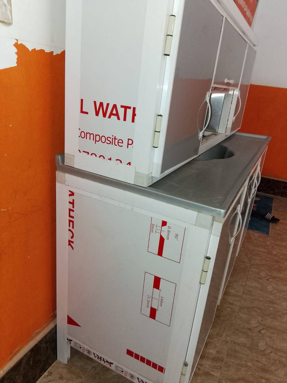 كاونتر جديد ونظيف ما مستعمل فقط اخذتا للتخزين متر ونص مرمر ثقيل للبيع ع الفحص لسى ليبل موجود بي السعر ٢٥٠ وبي مجال بسيط .
***********
