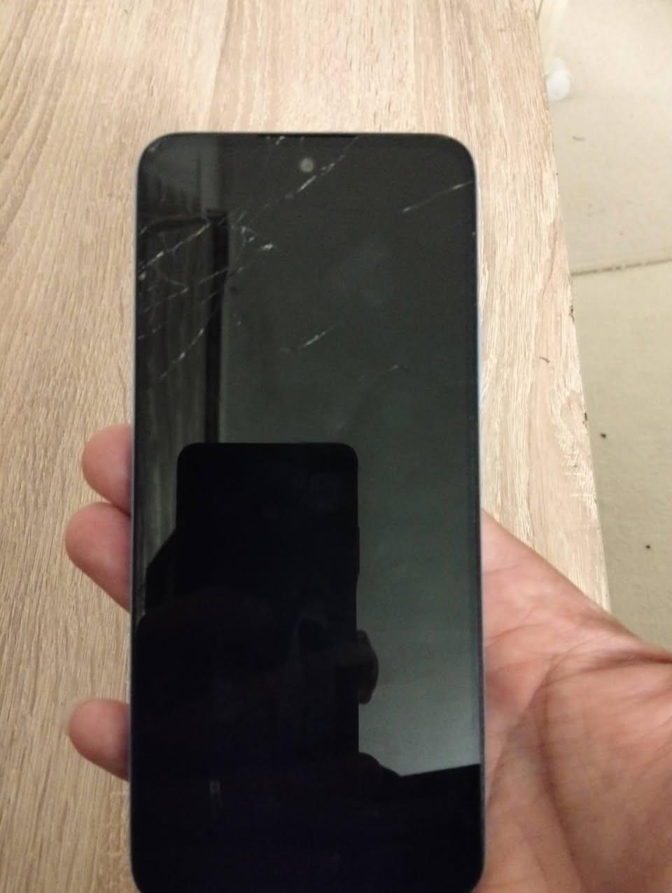 Redmi 12
بۆ فرۆشتن: Redmi 12 4G (خاوێن و بێ کێشە)
​پشت شوشەی زۆر شیک (دیزاینی ئایفۆنی هەیە) و ڕەنگی سەرنجڕاکێش.

جۆری شاشە: IPS LCD.
ڕوونی (Resolution): +FHD (فول ئێچ دی پڵەس - 1080x2460).
خێرایی (Refresh Rate): 90Hz (کە وادەکات شاشەکە زۆر ساف و خێرا بێت لە کاتی بەکارهێناندا).
پاراستن: شاشەکەی ڕووناکییەکی باشی هەیە (550 nits) و تایبەتمەندی پاراستنی چاوی تێدایە (SGS Low Blue Light
​شاشە: شاشەیەکی گەورە 6.79

​کامێرا: کامێرای سەرەکی 50MP و 2MP و8MP سێڵفی 8MP
کامێرای وێنەی پان (Ultrawide) بۆ وێنەی کوالێتی بەرز.

​پاتری: 5000mAh، زۆر بەهێزە و بە ئاسانی ڕۆژێک و نیو بەرگە
 دەگرێت. 18W و 22.5W دەخوا سەرەکەلەکەی ئەسڵی بێ

​سیستەم: کاردەکات بە نوێترین سیستەمی شاومی (Xiaomi HyperOS).
​تایبەتمەندی زیادە: شوێنی هێدفۆنی هەیە + دەبێتە ڕیمۆتی تەلەفزیۆن و سپلیت (IR Blaster).
​
​مۆبایلەکە زۆر خاوێنە و بەس جامی سەری شاشەکە درزی هەیە 
​
​نرخ: [١١٠٠٠٠] گەیاندن هەیە 
شوێن: هەولێر]
ژمارەی مۆبایل: [***********]
