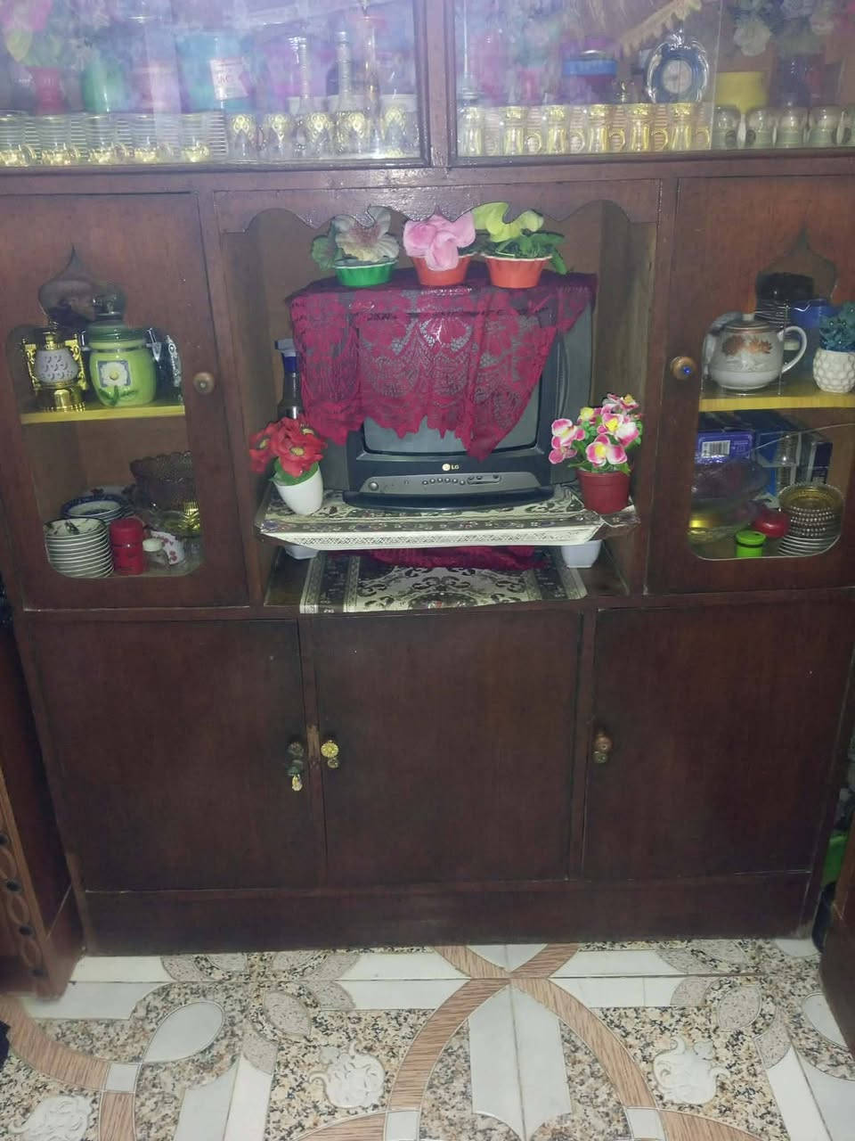 كنتور او معرض للبيع نضيفات مكاني الغراف الي يريدهن يتصل ***********
