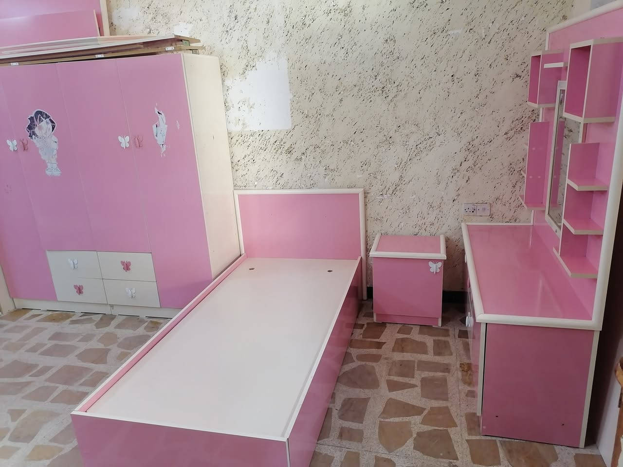 غرفه بناتي سرير عدد 2 كنتور عدد 2 كومدي عدد 2 مع ميز توليت عنوان زانكو99 تلفون اتصال واتساب فايبر ***********
