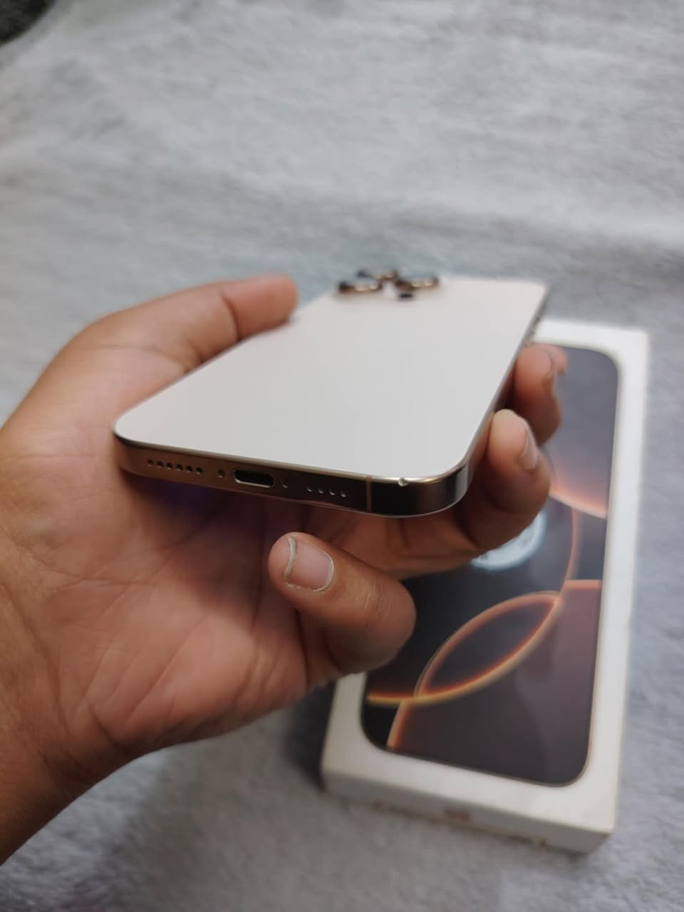 📱 للبيع: iPhone 16 Pro Max 256GB بحالة ممتازة 🔥
للبيع موبايل iPhone 16 Pro Max سعة 256GB  
الجهاز نظيف كلش تقريباً جديد (99%) بدون خدوش تذكر  
🔋 صحة البطارية 98%

⚠️ ملاحظة: الجهاز بي ضربة خفيفة بالشاصي (مو مؤثرة على الاستخدام)

✅ يشتغل تمام وما بي أي مشاكل  
✅ مفتوح على كل الشبكات  
✅ استخدام خفيف  

📦 ويا الكارتونة الأصلية + الواير الشاحن  

💰 السعر: (1350) بي مجال تفاوض بسيط  
📍 الموقع: بغداد – الأمين الثانية، قرب شارع المدارس / الفارس  

📩 اللي مهتم يراسل خاص اواتصال ***********
