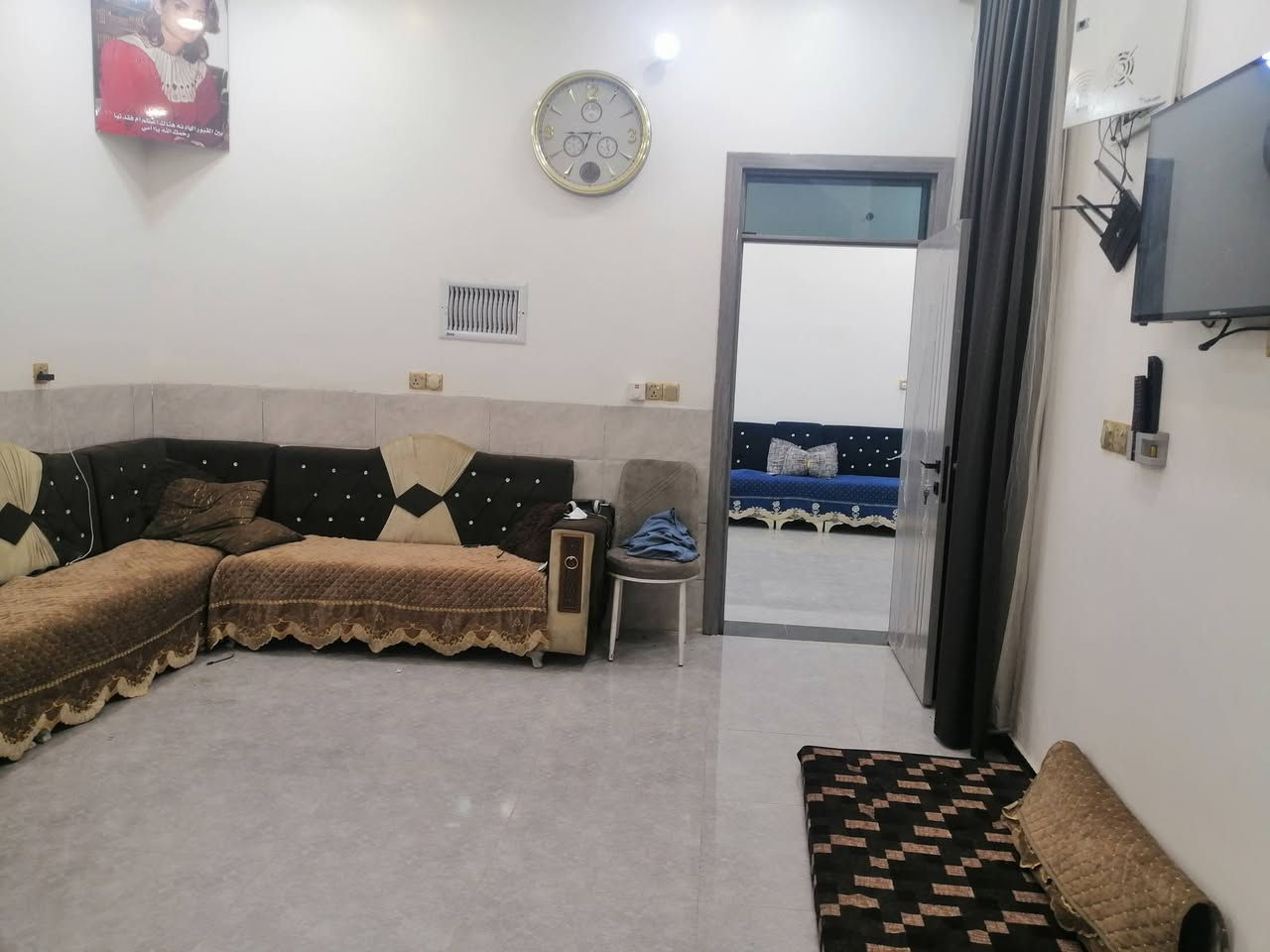 مشتمل للبيع في الفلوجه حي الشهداء المساحه ١٢٥ خلف أسواق الباشا بناء طابوق حديث فول على ساحه يحتوي على اربع غرف نوم مع صاله عدد 2 واستقبال ومطبخ و2 حمامات داخليه وخارجيه شارع 10 تبليط وجه ٦ و ربع و نزال ٢٠  السعر ١٣٥ مليون وبي مجال بسيط للاستفسار مراجعة مكتب القمه للعقار او الاتصال على الأرقام التاليه ***********
***********
