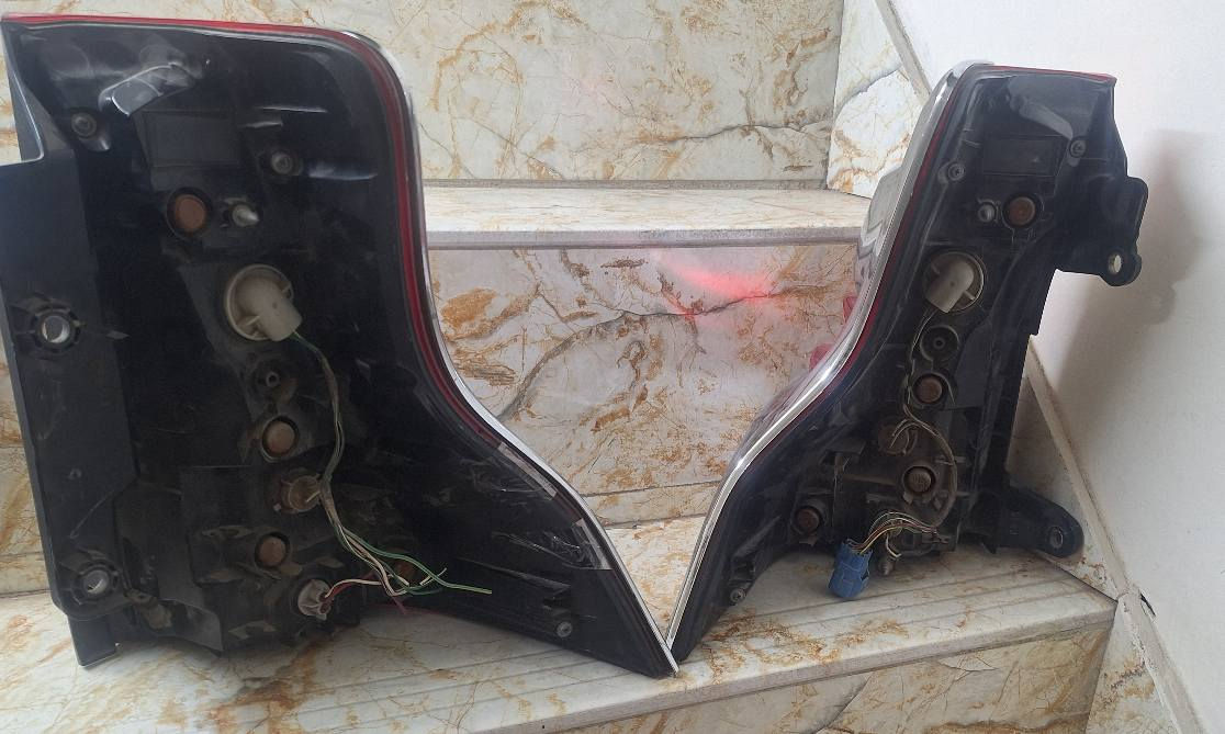 بكلايت برادو موديل ١٤ اصليات جهة اليمنين واليسار  بيهن كسر كما موضح بالصوره  سعرهن اثنينهن ٥٠ الف  مع النيكلات / *********** بغداد, العراق
