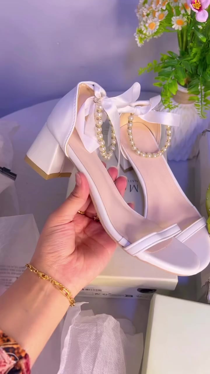 قياس 37
متوفر 
كعب شي ان 💔😍😍🩷


**إذا كنت صاحب هذا الإعلان وتريد حذفه لأي سبب، رجاءا أرسل رسالة إلى الدعم الفني**